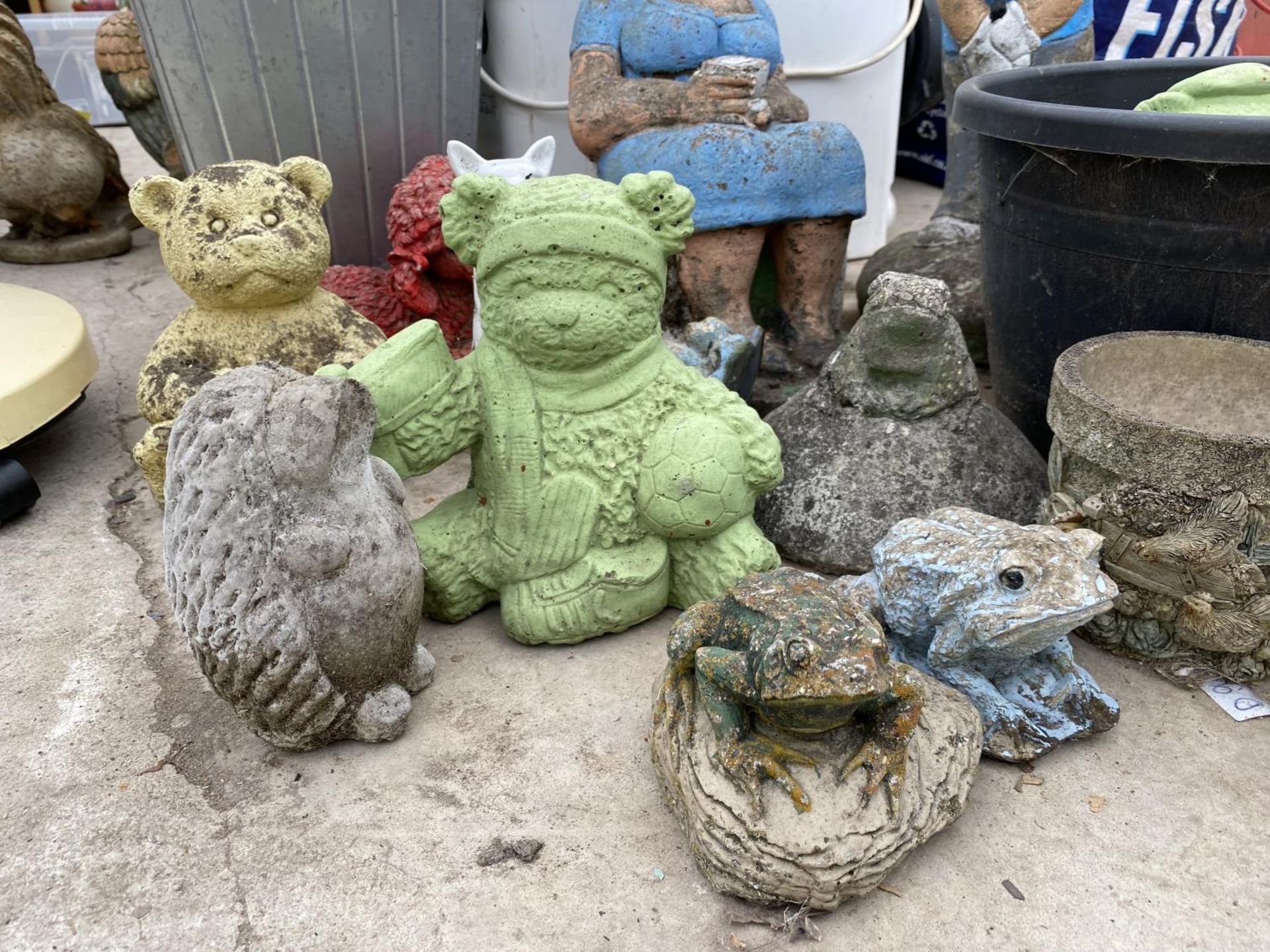 AN ASSORTMENT OF RECONSTITUTED STONE GARDEN FIGURES TO INCLUDE A GOLFER, BEARS AND FROGS ETC - Image 4 of 7