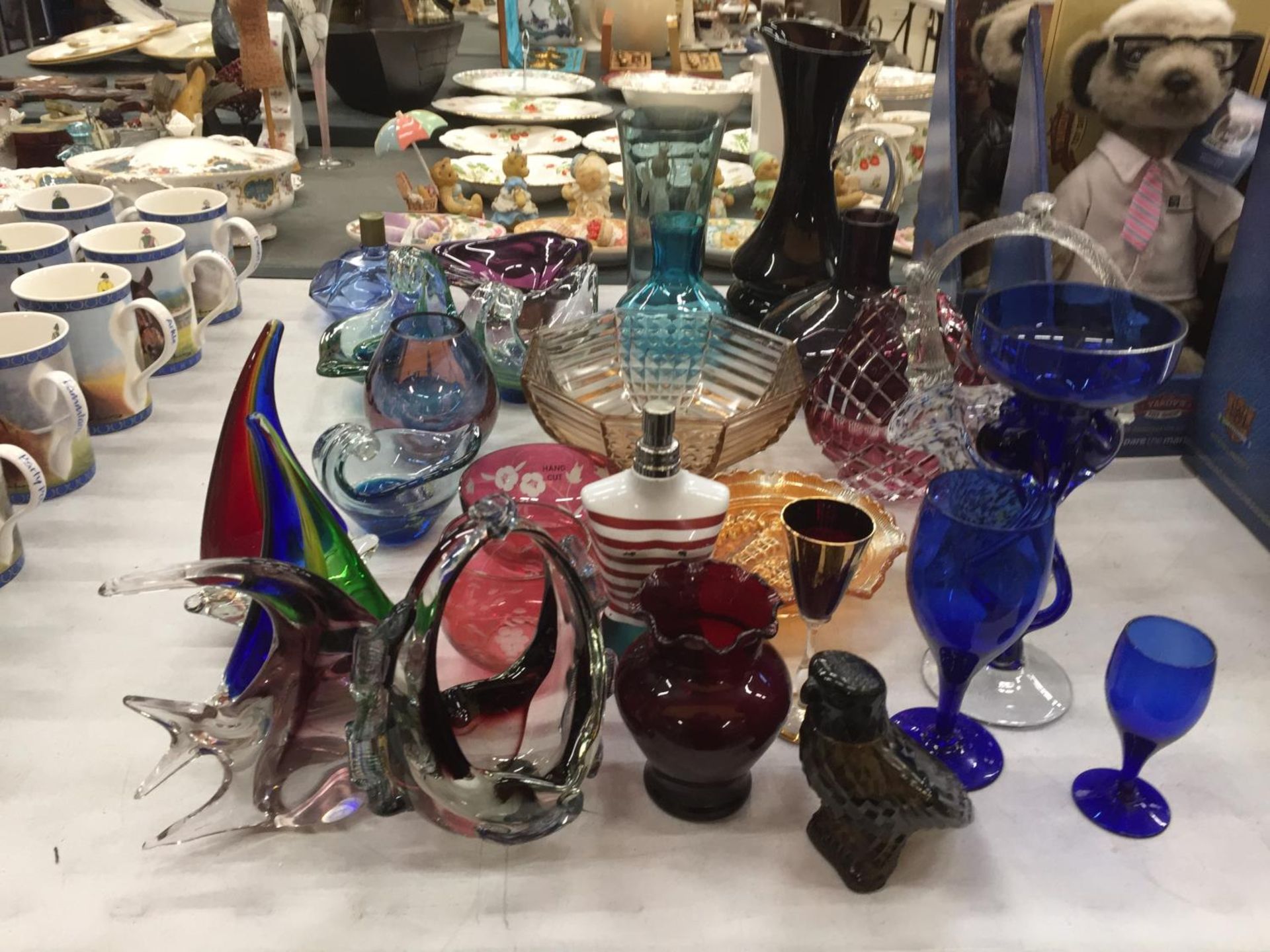 A LARGE QUANTITY OF COLOURED GLASSWARE TO INCLUDE MURANO AND MDINA STYLE, VASES, JUGS, BOWLS,