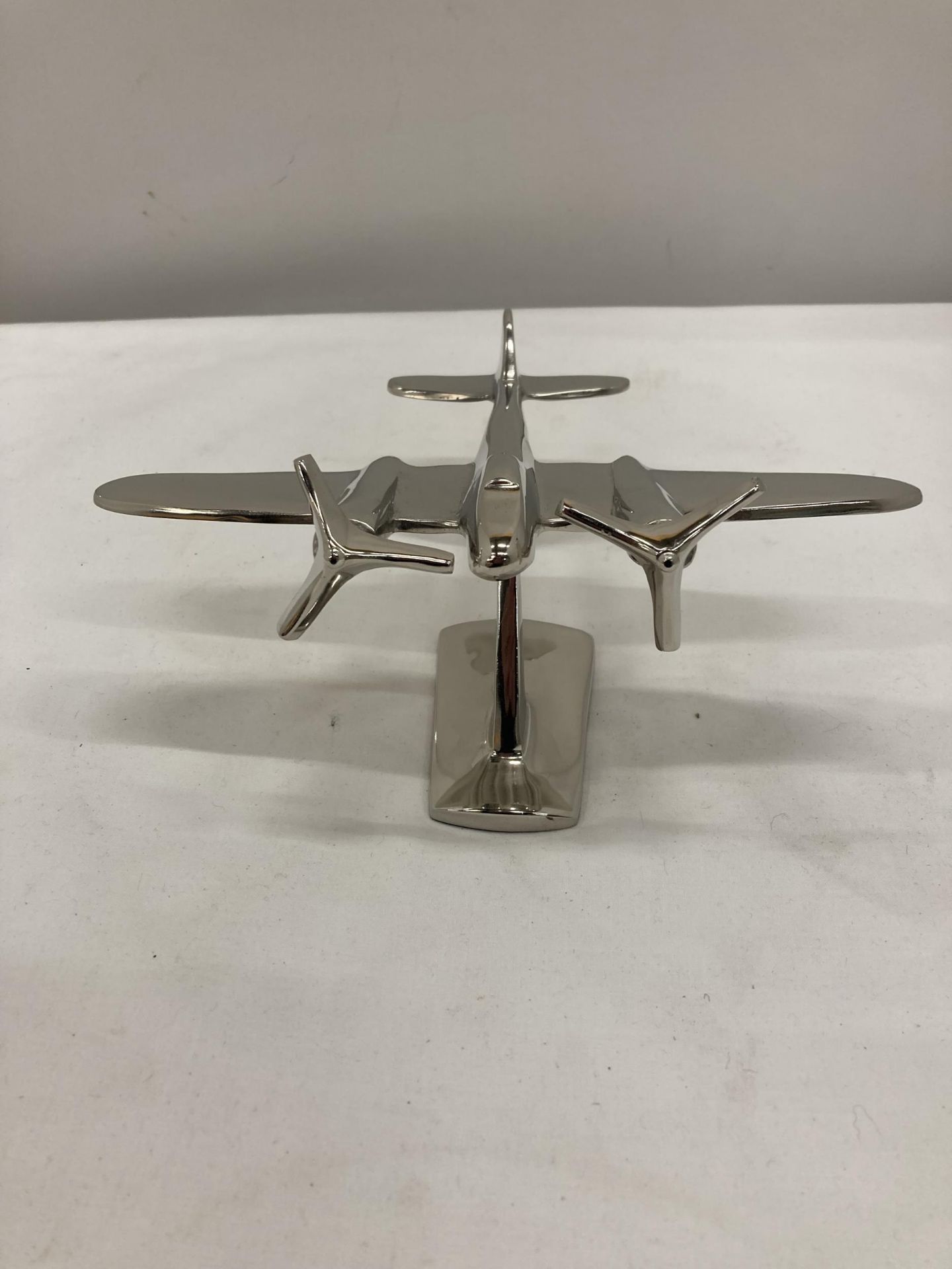 A CHROME MODEL OF A WW11 BOMBER ON STAND HEIGHT 10 CM, LENGTH 17 CM - Image 3 of 5
