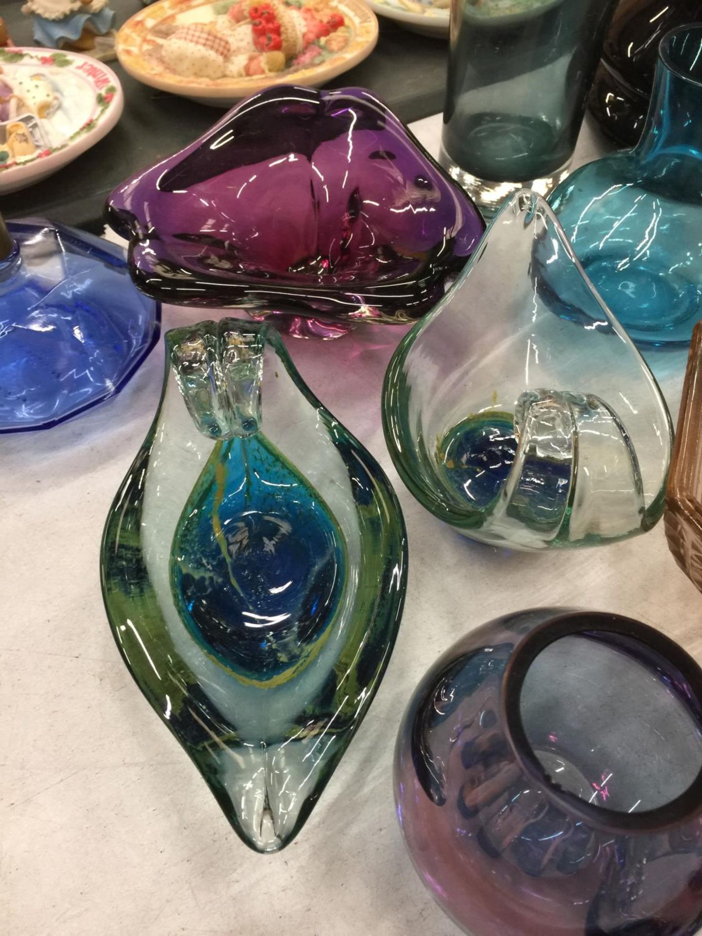 A LARGE QUANTITY OF COLOURED GLASSWARE TO INCLUDE MURANO AND MDINA STYLE, VASES, JUGS, BOWLS, - Image 9 of 21