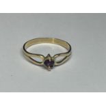 A 14 CARAT GOLD RING WITH A SINGLE PURPLE STONE SIZE M/N IN A PRESENTATION BOX