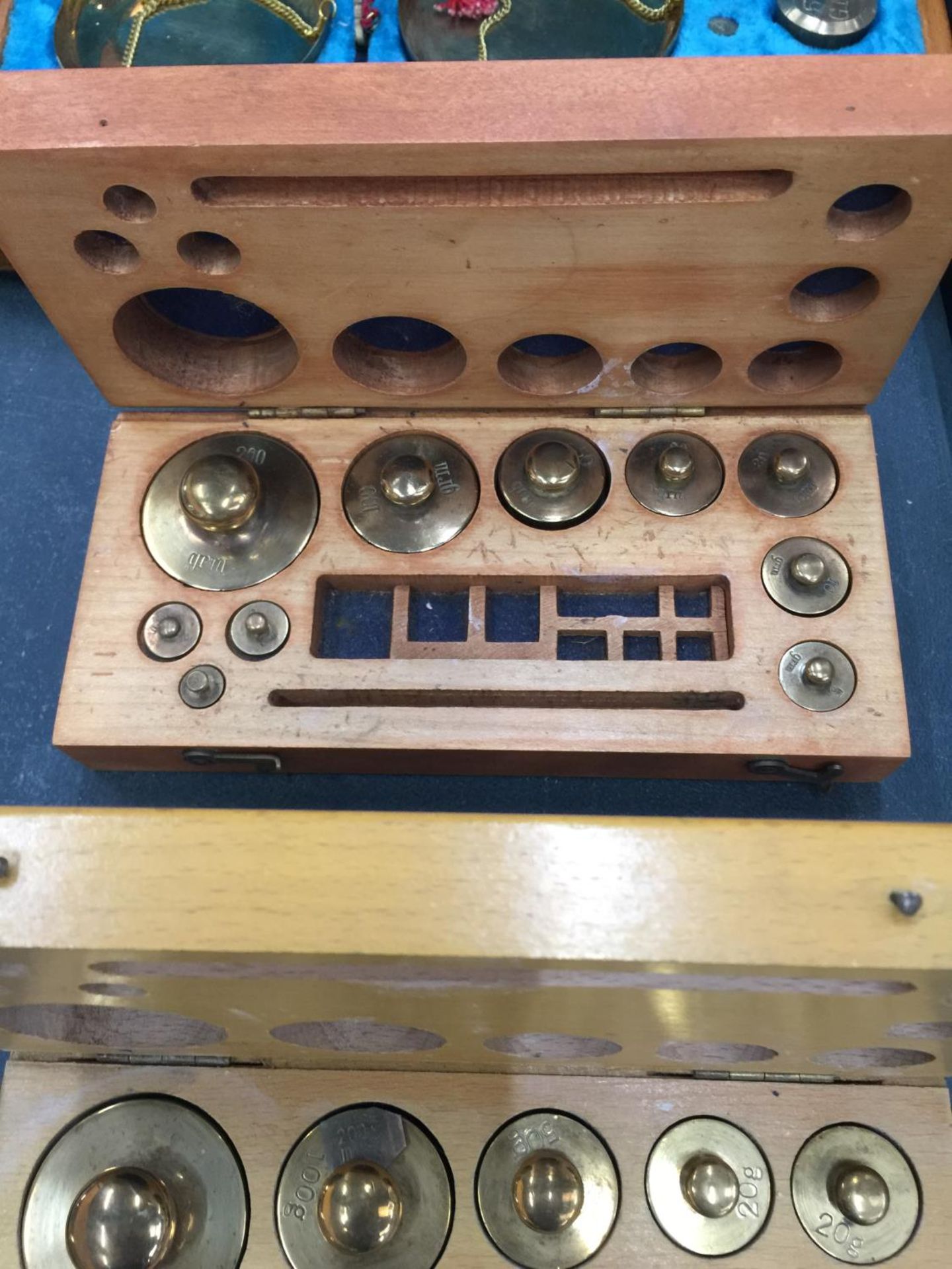 A SET OF BRASS TRAVELLING SCALES AND TWO SETS OF BRASS WEIGHTS ALL IN WOODEN BOXES - Image 3 of 4
