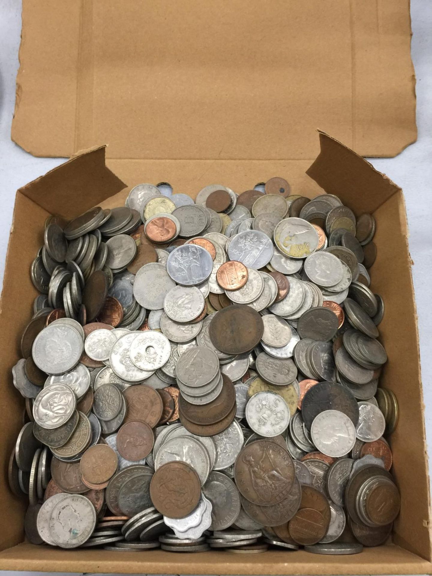 A QUANTITY OF COINS, PRE DECIMAL, DECIMAL, FOREIGN , ETC. TOTAL WEIGHT 3.9KG