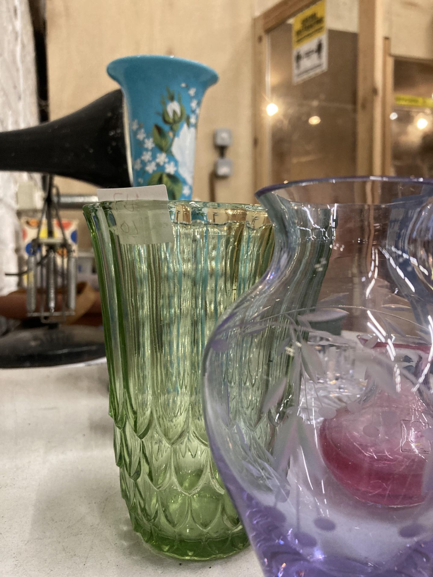 A QUANTITY OF COLOURED ART GLASS TO INCLUDE CAITNESS STYLE VASES, A VINTAGE TURQUOISE VASE WITH A - Image 4 of 4