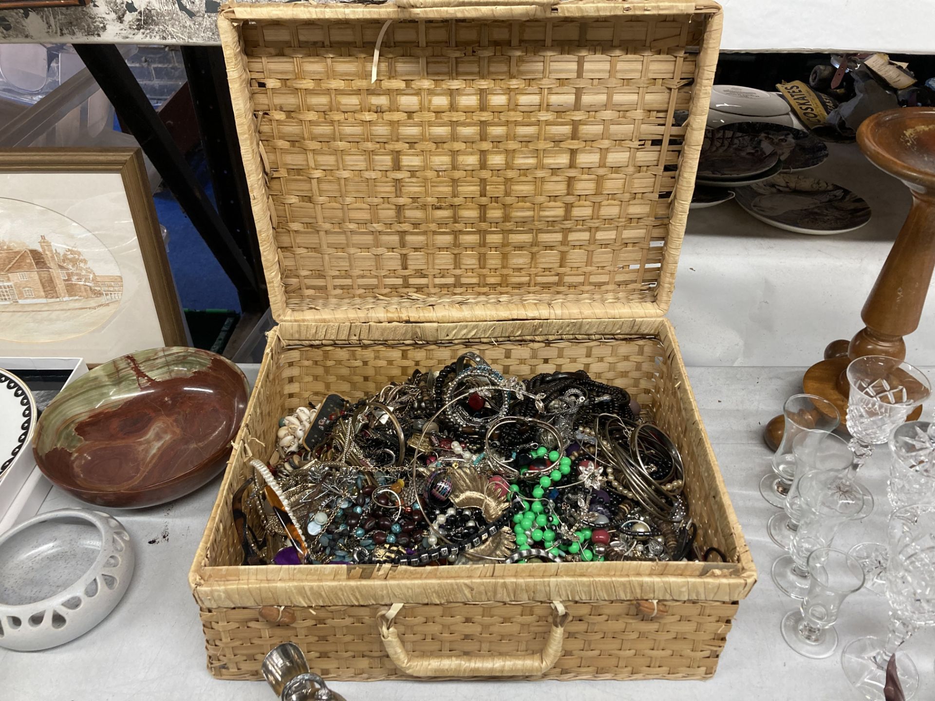A WICKER PICNIC BASKET CONTAINING A QUANTITY OF COSTUME JEWELLERY TO INCLUDE BANGLES, NECKLACES, - Image 2 of 9