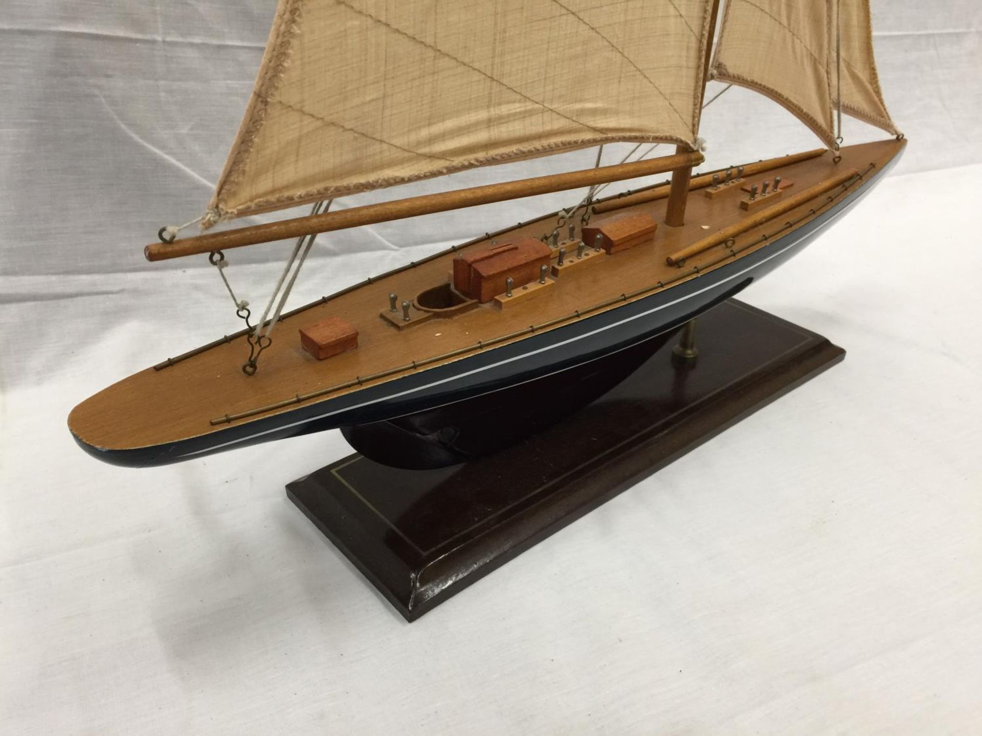 A MODEL OF A HAND PAINTED SINGLE MASTED SAILING SHIP ON A STAND L: 61CM - Image 3 of 5