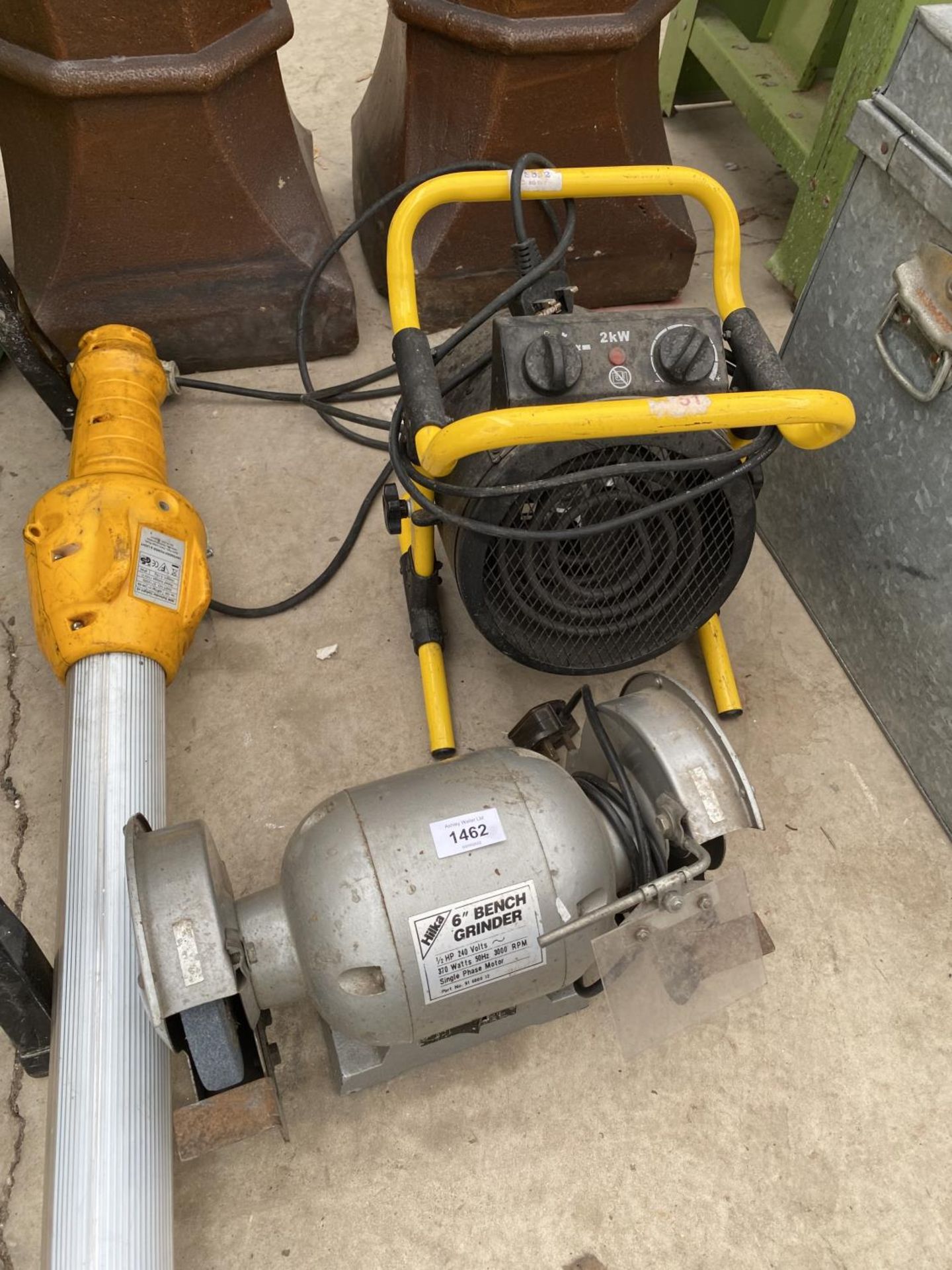 A HLKA 6" BENCH GRINDER, A STANLEY HEATER AND A WORK LIGHT - Image 2 of 6