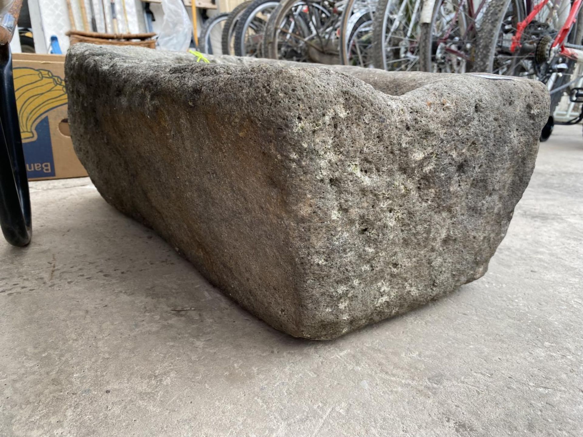 A GRADUATED SIZED STONE TROUGH/PLANTER (L:62CM W AT WIDEST:39CM W AT NARROWEST:33CM) - Image 3 of 4