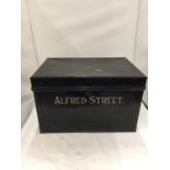 A VINTAGE BLACK TIN DEED BOX WITH THE NAME 'ALFRED STREET', HEIGHT 26CM, WIDTH 40CM, DEPTH 27CM