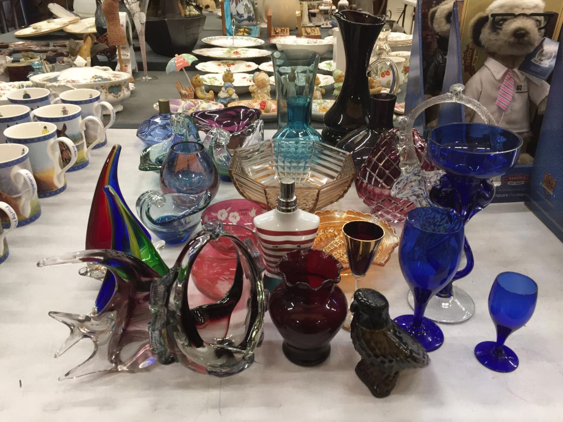A LARGE QUANTITY OF COLOURED GLASSWARE TO INCLUDE MURANO AND MDINA STYLE, VASES, JUGS, BOWLS, - Image 15 of 21