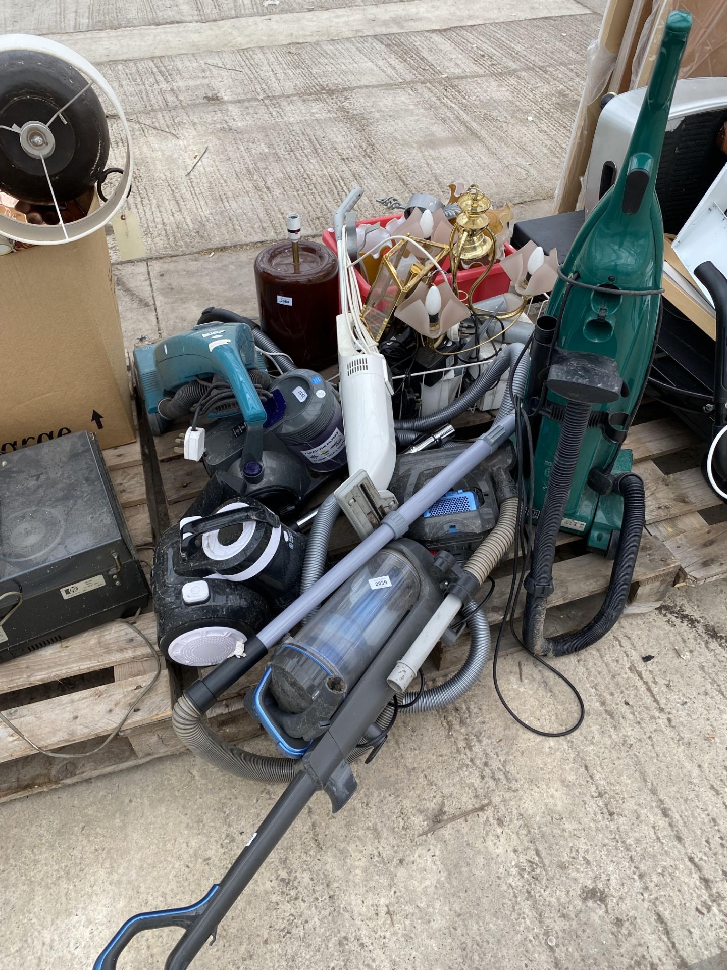 AN ASSORTMENT OF HOUSEHOLD CLEARANCE ITEMS TO INCLUDE HOOVERS AND LIGHT FITTINGS