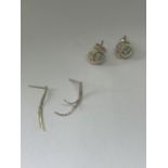 A PAIR OF 18CT WHITE AND YELLOW GOLD KNOT STUD EARRINGS GROSS WEIGHT 2.5G