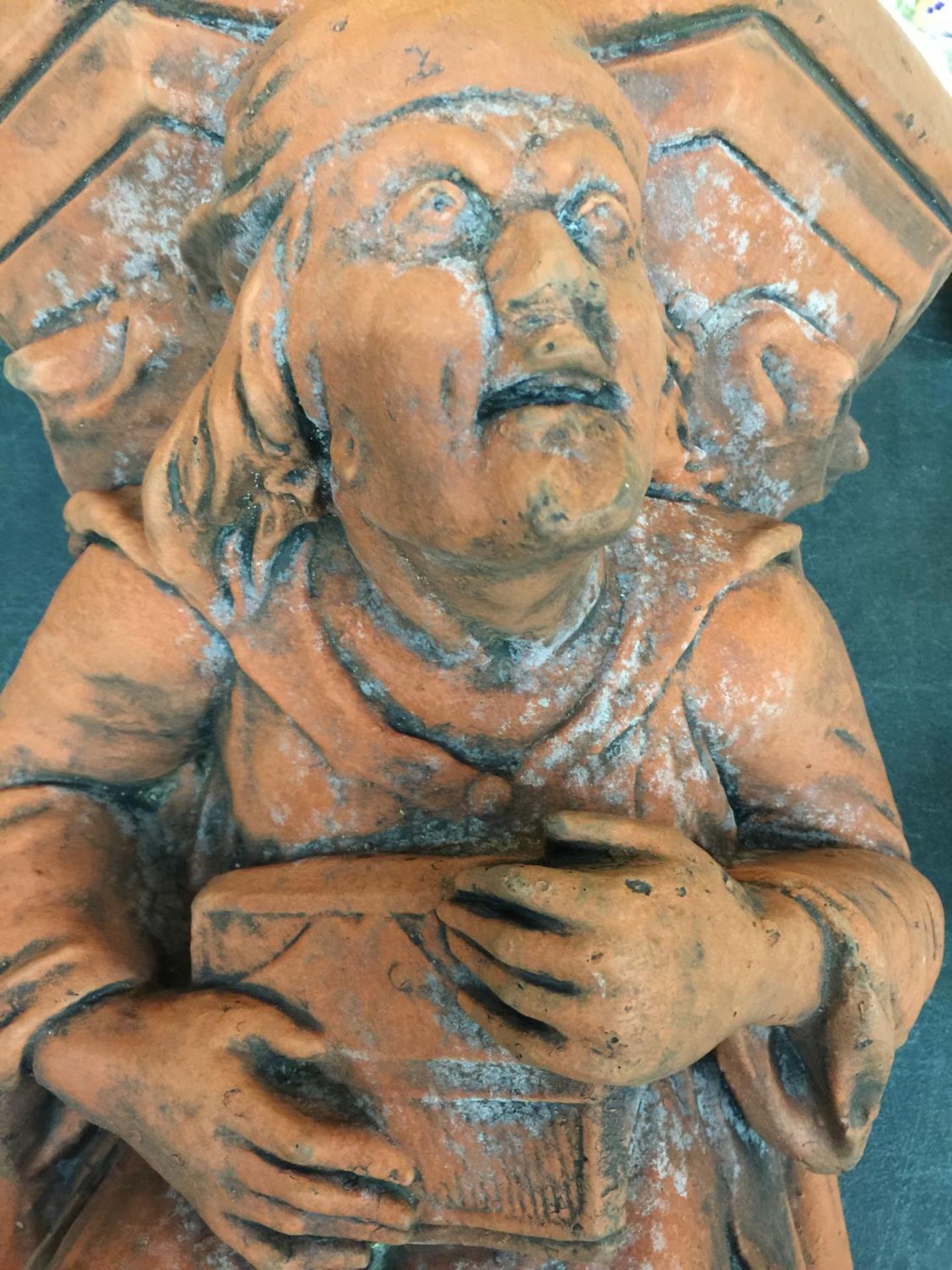 A TERRACOTTA WALL HANGING MINSTREL HEIGHT 56CM - Image 3 of 4
