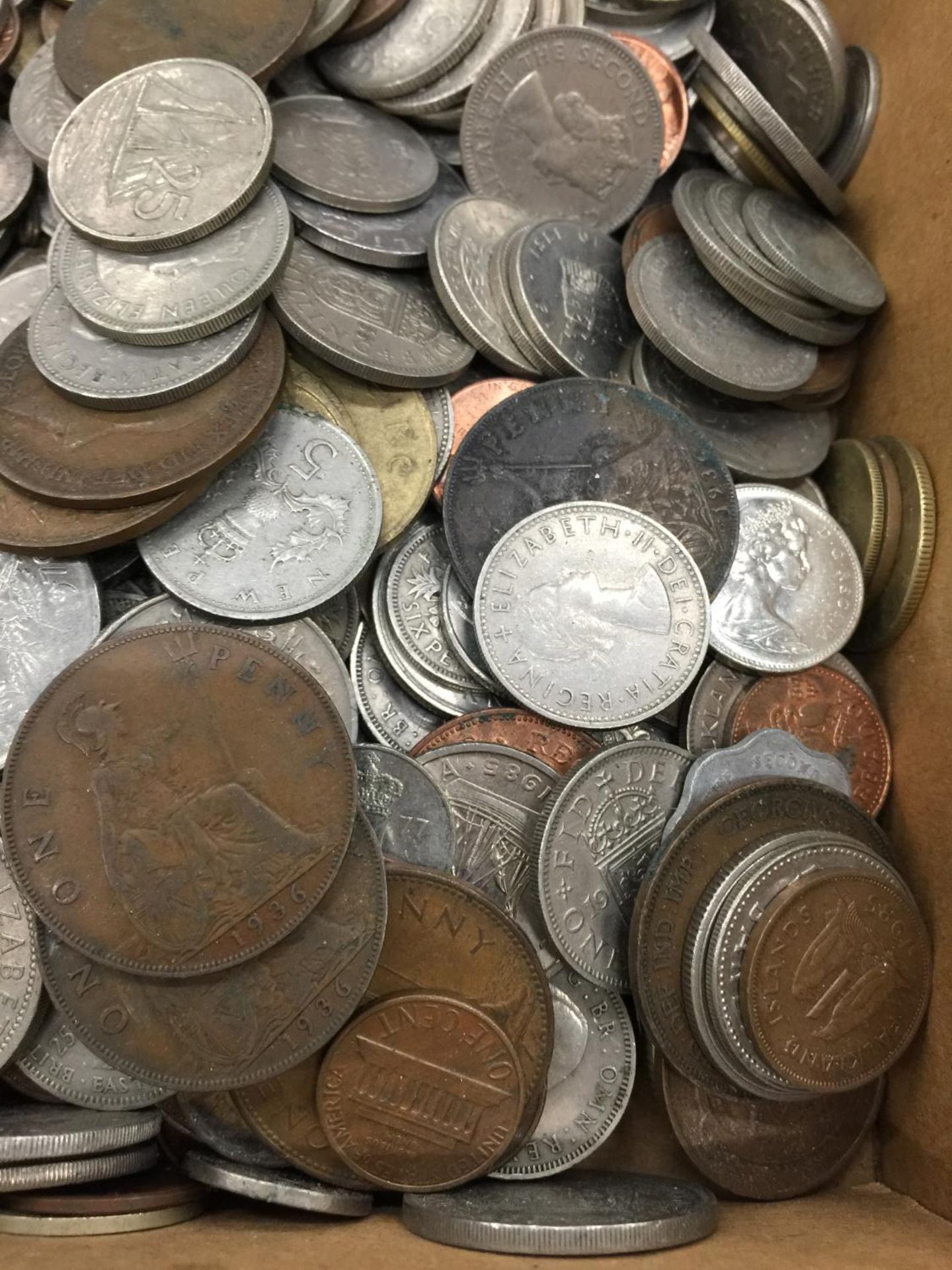 A QUANTITY OF COINS, PRE DECIMAL, DECIMAL, FOREIGN , ETC. TOTAL WEIGHT 3.9KG - Image 3 of 5