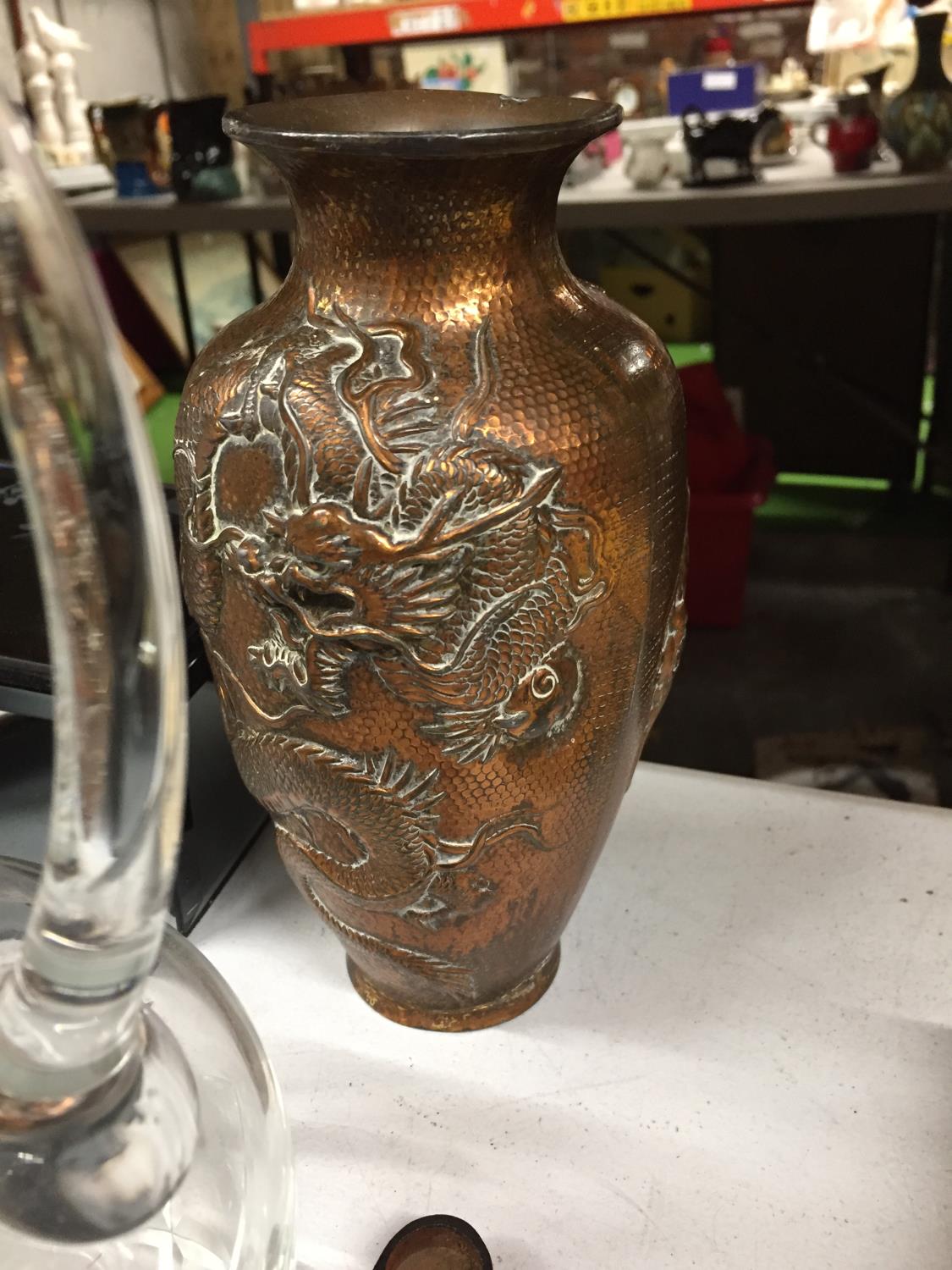 A QUANTITY OF ITEMS TO INCLUDE AN ORIENTAL STYLE BRONZE VASE WITH EMBOSSED DRAGON DESIGN - A/F, - Image 4 of 9