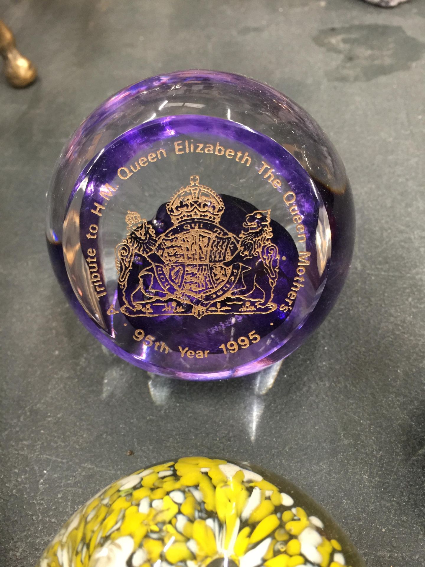 A COLLECTION OF GLASS PAPERWEIGHTS TO INCLUDE CAITHNESS, WEDGWOOD AND COMMEMORATIVE - Image 5 of 6