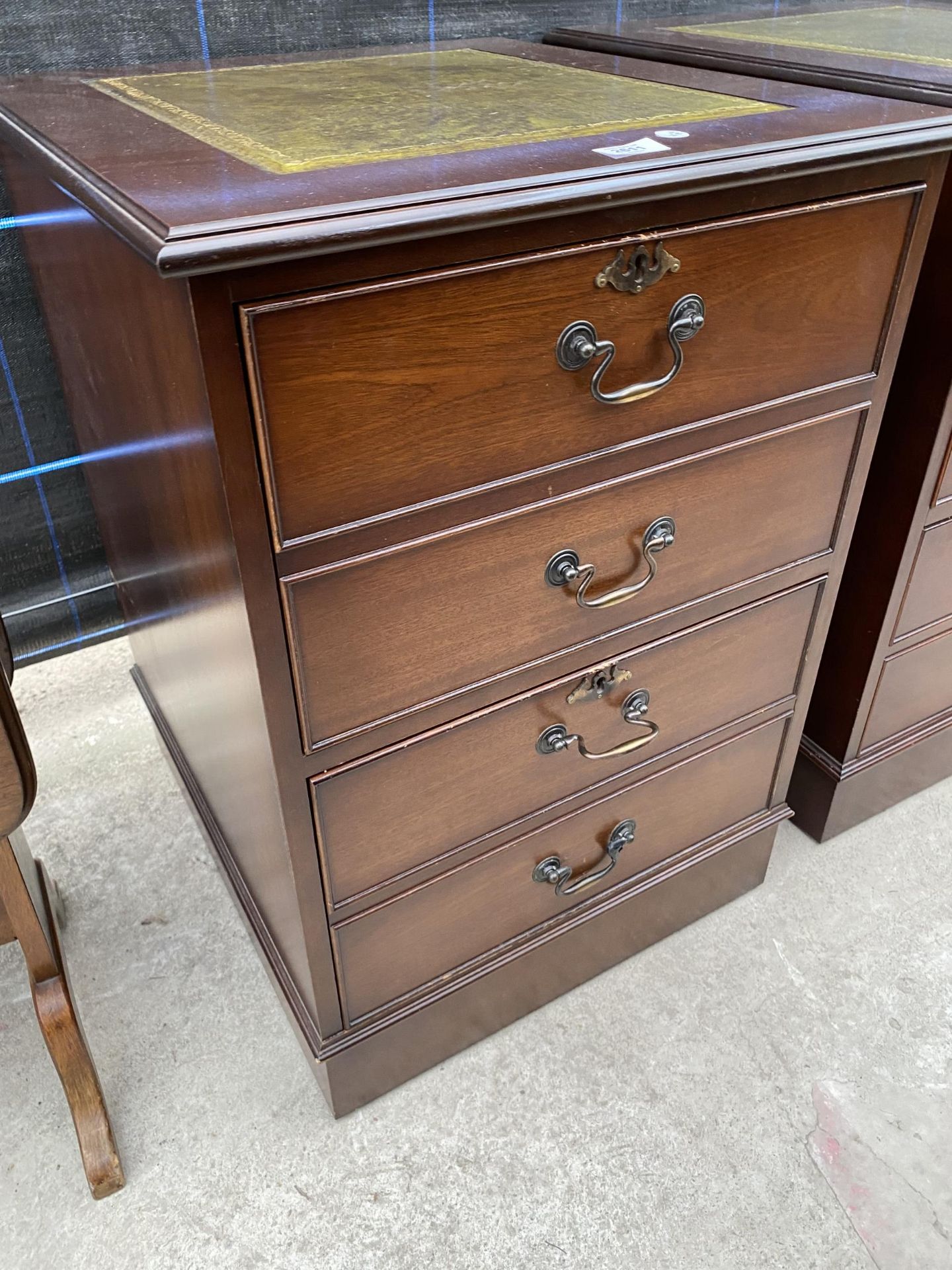 A MAHOGANY TWO DRAWER FILING CABINET WITH INSET LEATHER TOP - Image 2 of 3