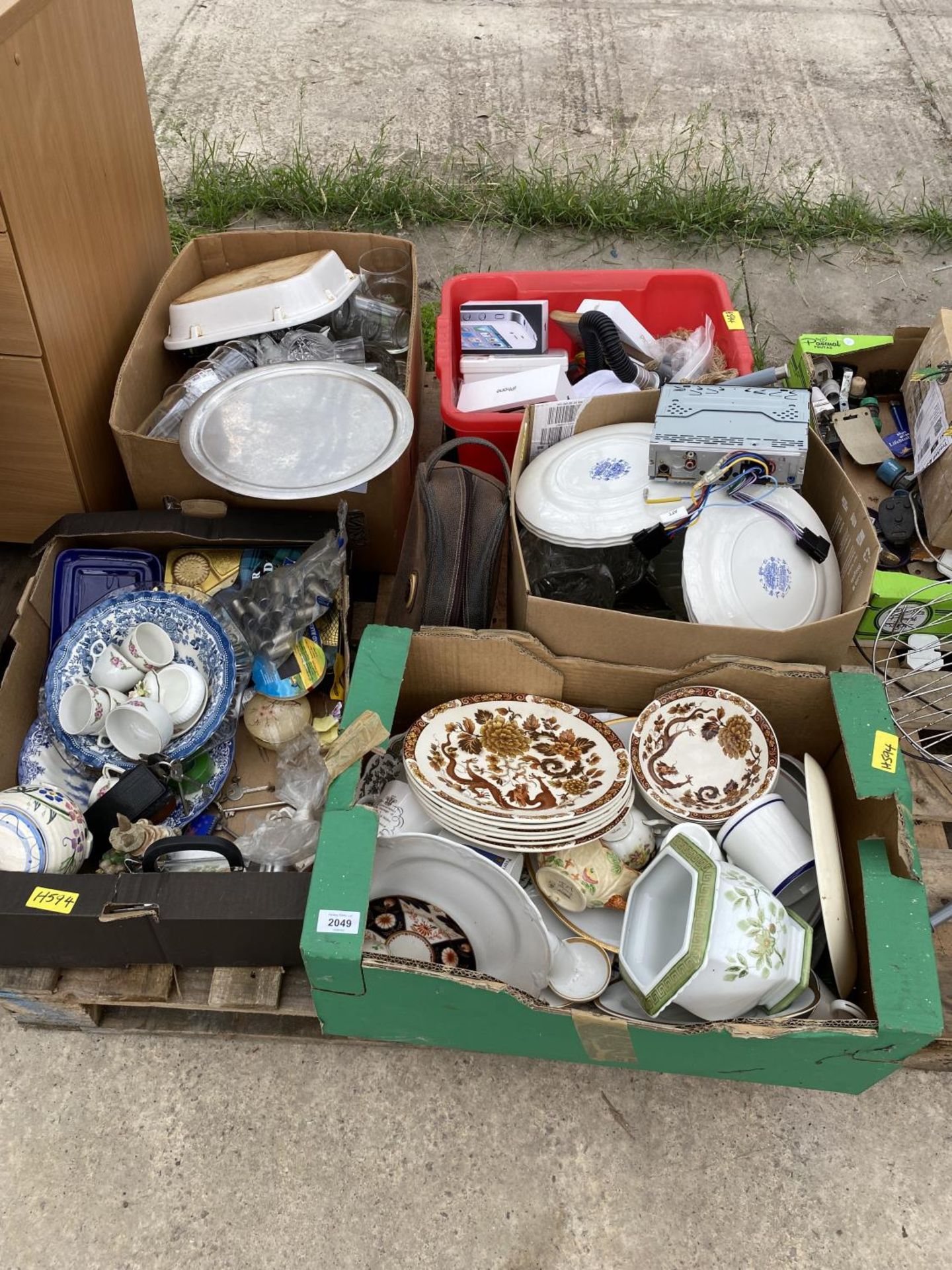 AN ASSORTMENT OF HOUSEHOLD CLEARANCE ITEMS TO INCLUDE CERAMICS AND GLASS WARE