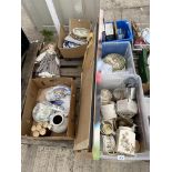 AN ASSORTMENT OF HOUSEHOLD CLEARANCE ITEMS TO INCLUDE CERAMICS AND BOOKS