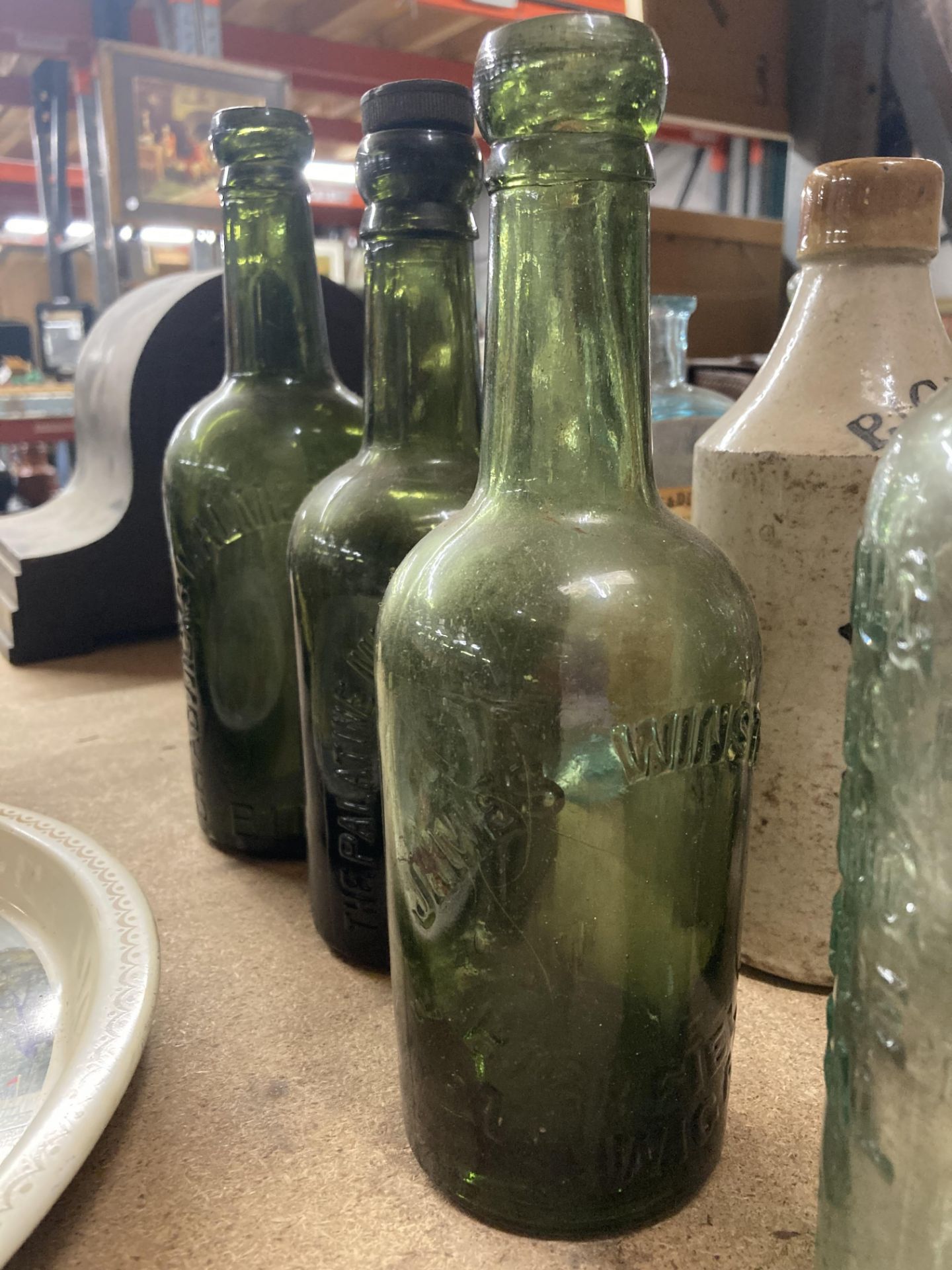 A COLLECTION OF VINTAGE BOTTLES TO INCLUDE GREEN AND CLEAR MOST WITH MANUFACTURERS NAMES - Image 3 of 4