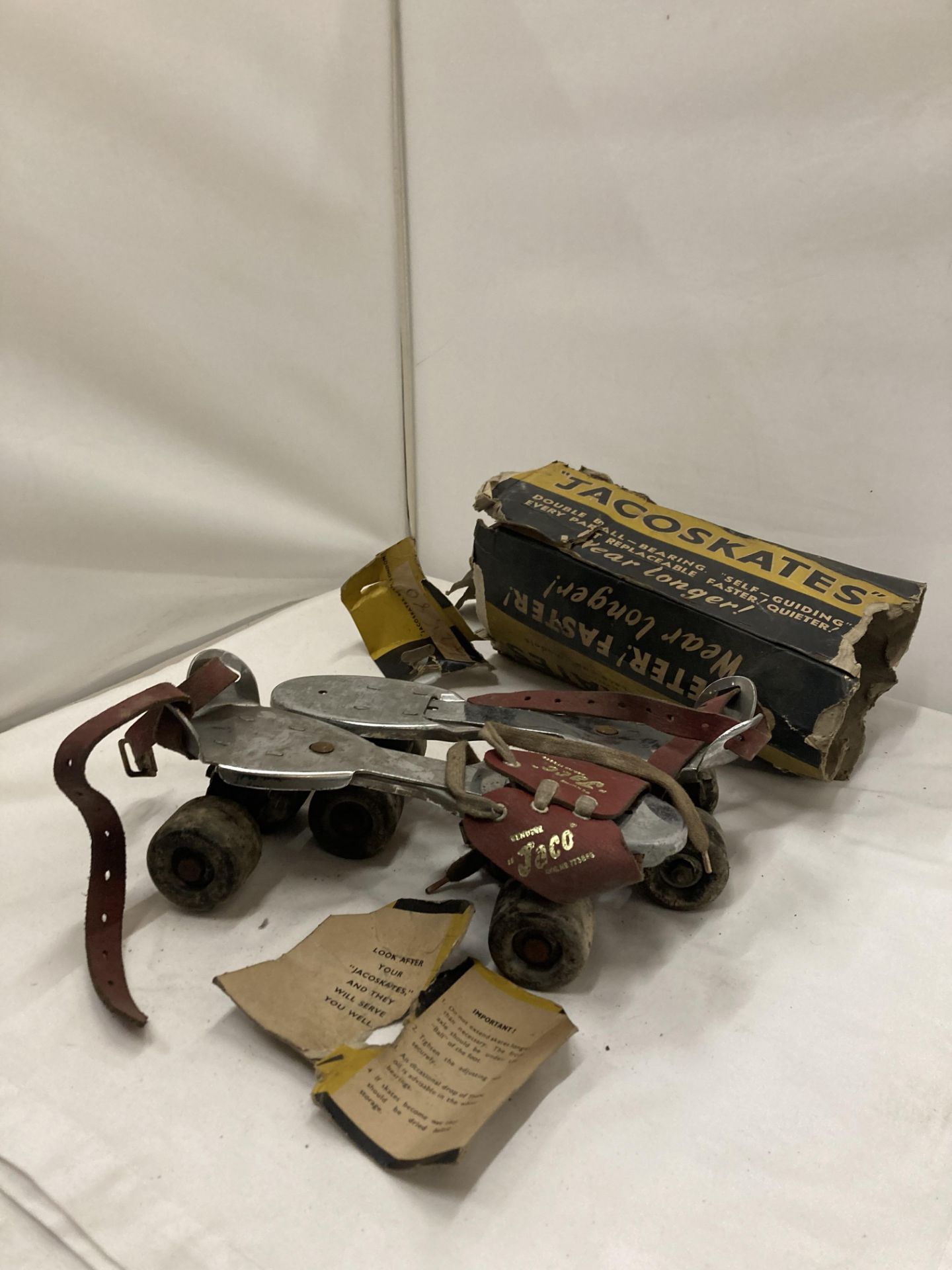 A PAIR OF VINTAGE 'JACOSKATES' ROLLER SKATES IN ORIGINAL BOX - Image 5 of 6