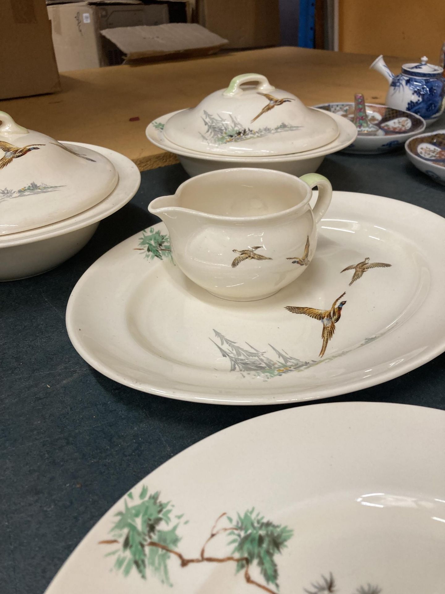 A QUANTITY OF VINTAGE ROYAL DOULTON 'THE COPPICE' DINNERWARE TO INCLUDE DINNER PLATES, SERVING - Image 4 of 5