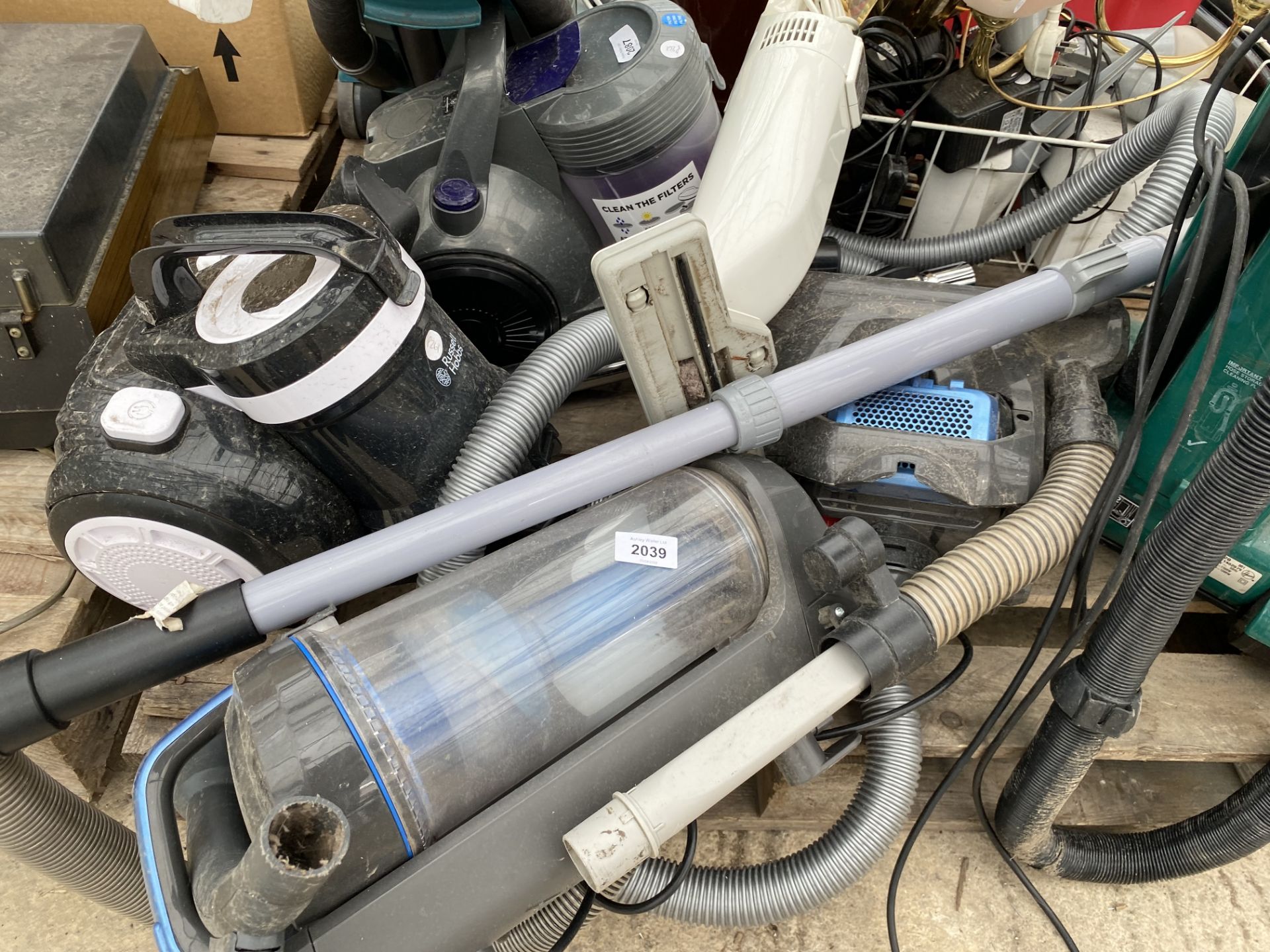 AN ASSORTMENT OF HOUSEHOLD CLEARANCE ITEMS TO INCLUDE HOOVERS AND LIGHT FITTINGS - Image 11 of 12
