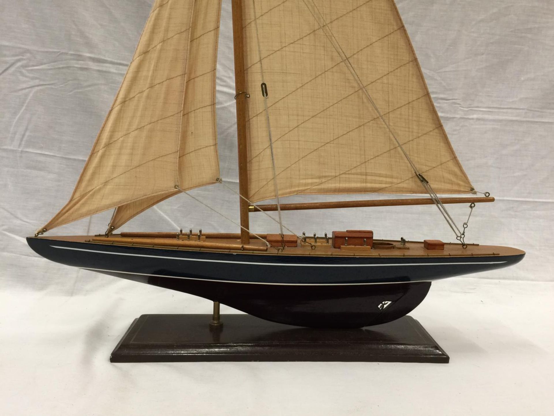 A MODEL OF A HAND PAINTED SINGLE MASTED SAILING SHIP ON A STAND L: 61CM - Image 5 of 5