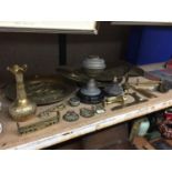 A QUANTITY OF BRASSWARE TO INCLUDE WALL PLAQUES, HORSE BRASSES, VASE, ETC