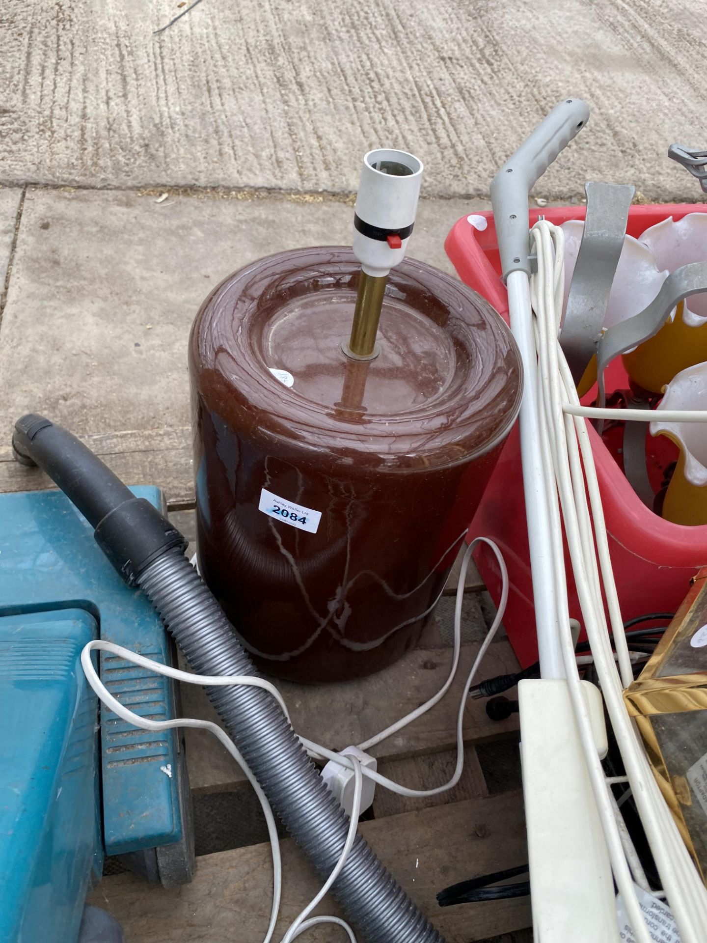 AN ASSORTMENT OF HOUSEHOLD CLEARANCE ITEMS TO INCLUDE HOOVERS AND LIGHT FITTINGS - Image 7 of 12