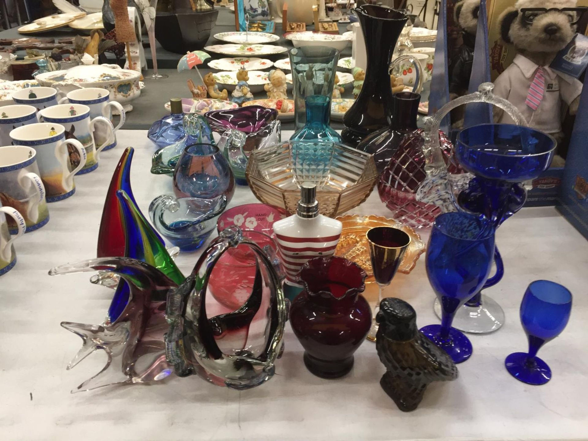 A LARGE QUANTITY OF COLOURED GLASSWARE TO INCLUDE MURANO AND MDINA STYLE, VASES, JUGS, BOWLS, - Image 4 of 21