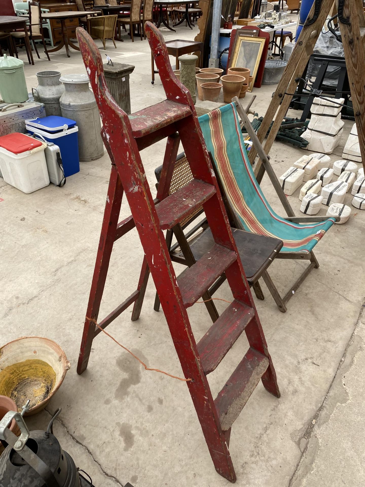 A FOLDING DECK CHAIR, A FURTHER FOLDING CHAIR AND A FOUR RUNG WOODEN STEP LADDER - Image 2 of 4