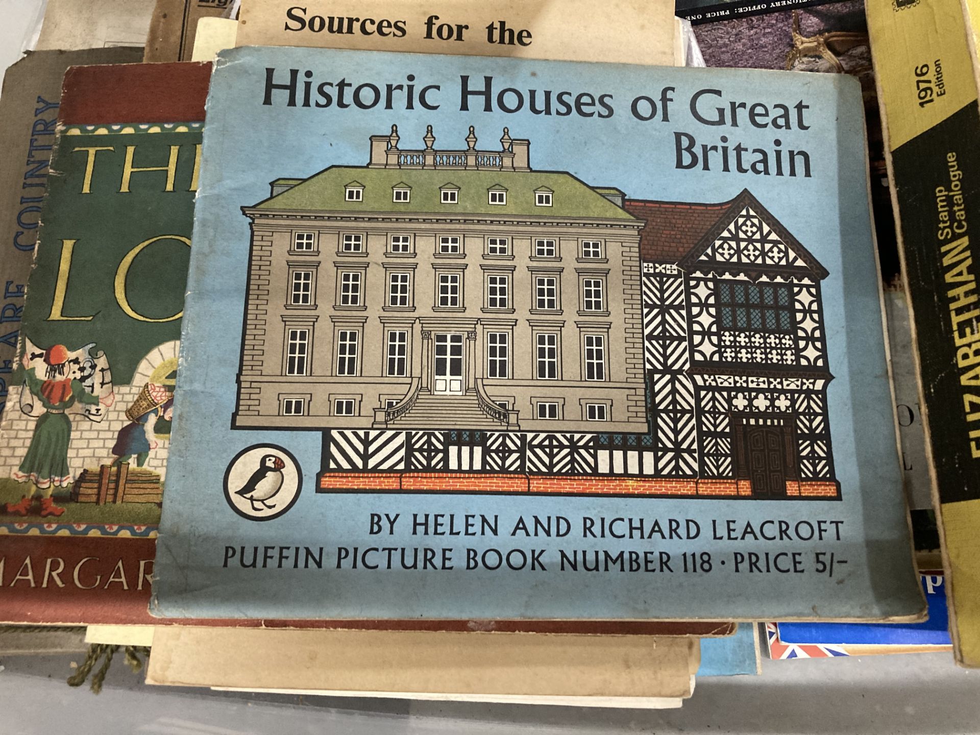 A LARGE COLLECTION OF VINTAGE GUIDES ON VARIOUS BRITISH HISTORIC HOUSES - Image 2 of 5