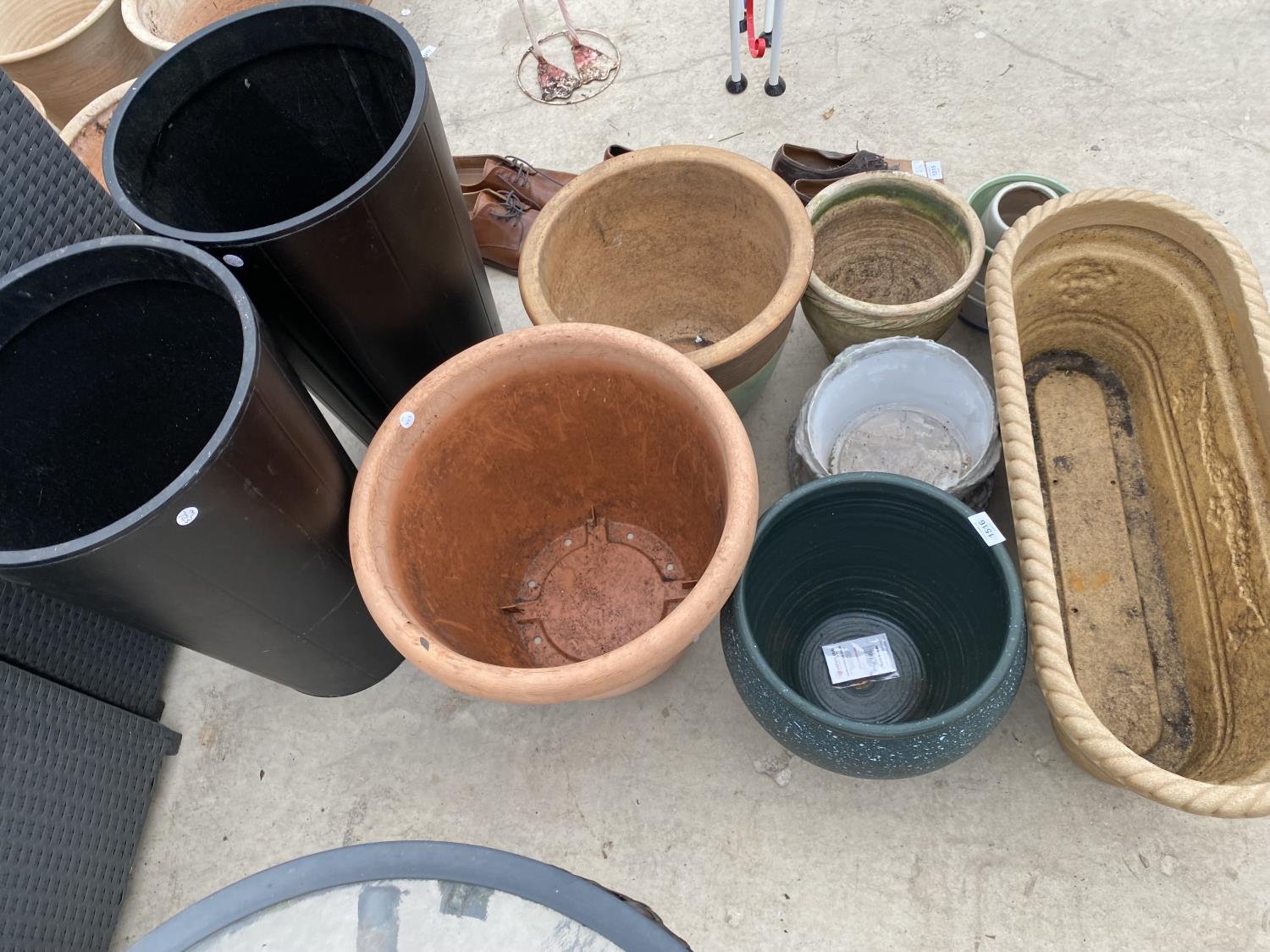 AN ASSORTMENT OF GARDEN POTS AND PLANTERS - Image 2 of 3
