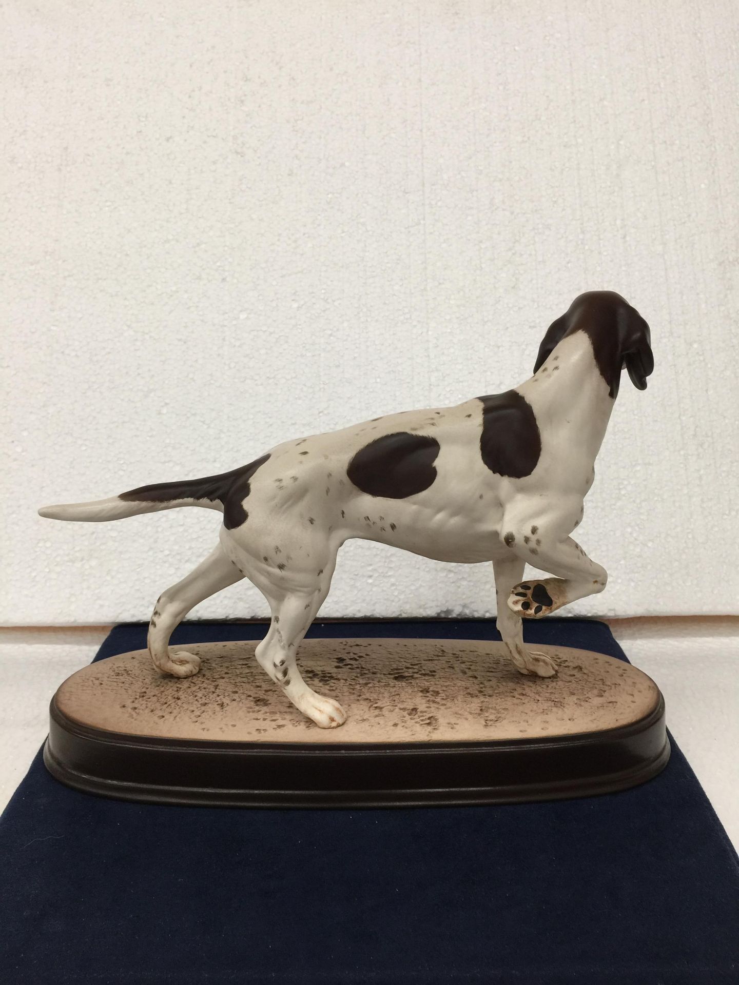 A BESWICK POINTER DOG ON A PLINTH HEIGHT 21CM, LENGTH 29CM - Image 5 of 7