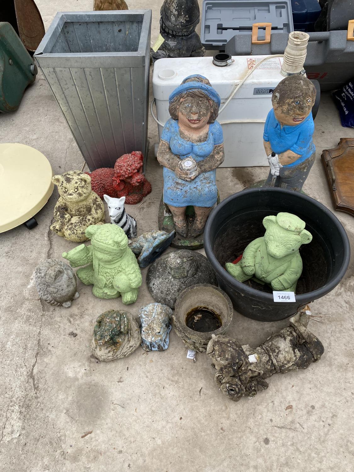 AN ASSORTMENT OF RECONSTITUTED STONE GARDEN FIGURES TO INCLUDE A GOLFER, BEARS AND FROGS ETC