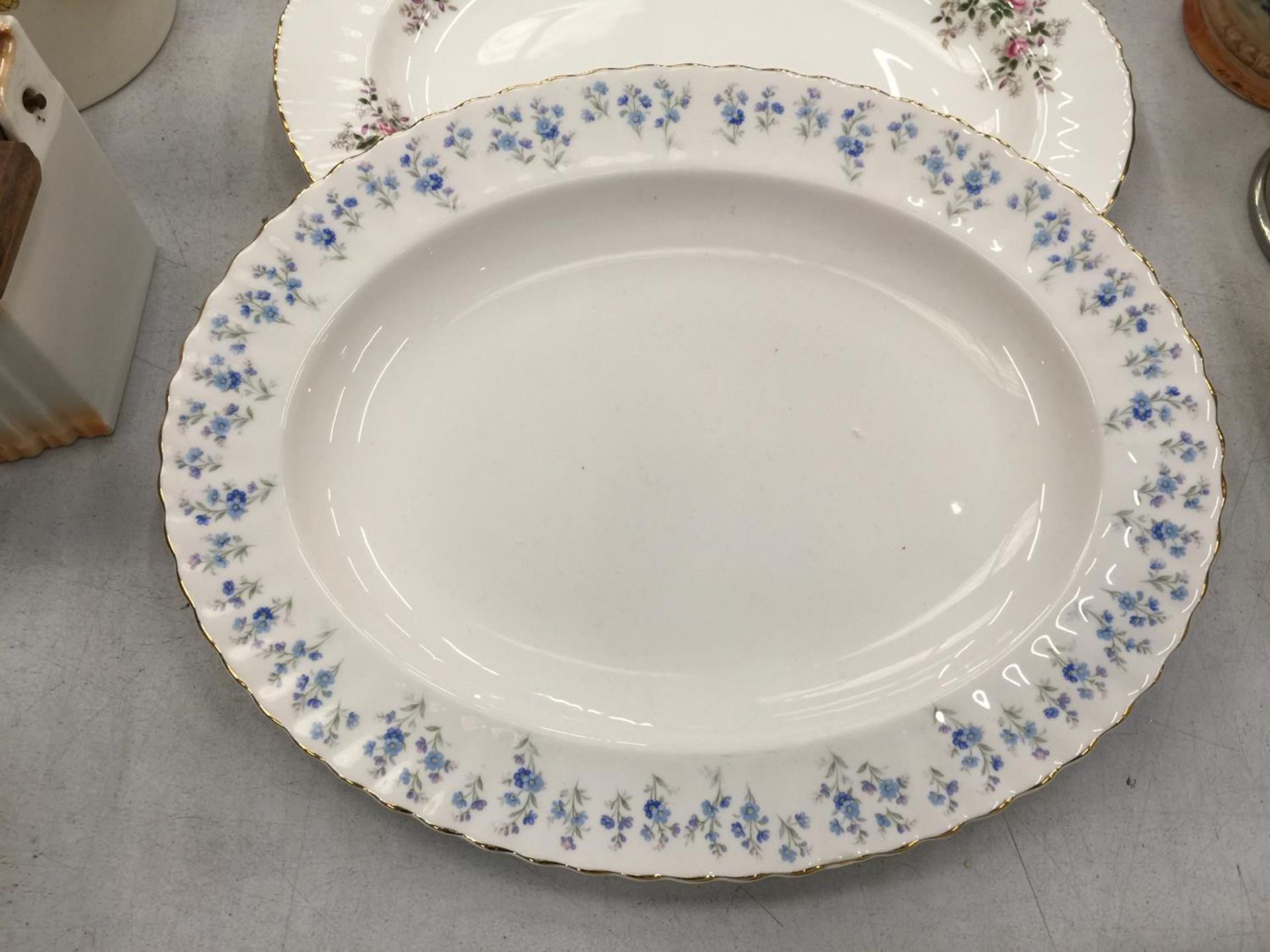A ROYAL ALBERT 'LAVENDER ROSE' SERVING PLATE, SANDWICH PLATE AND SERVING BOWLS, PLUS A 'JUBILEE - Image 5 of 9