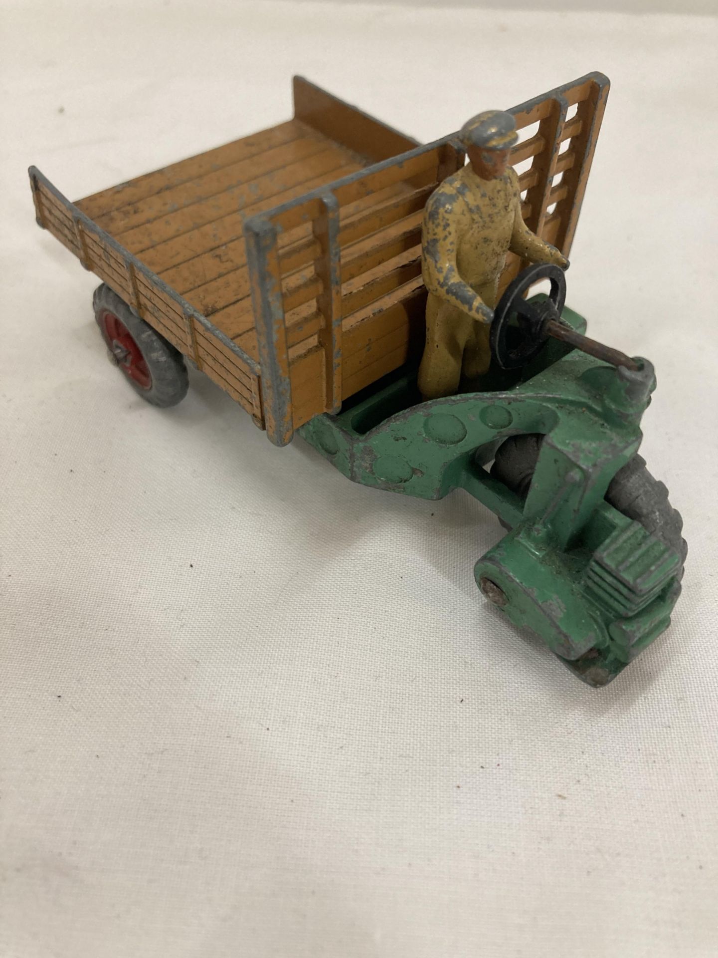 A VINTAGE DINKY TOYS MOTOCART - Image 2 of 10