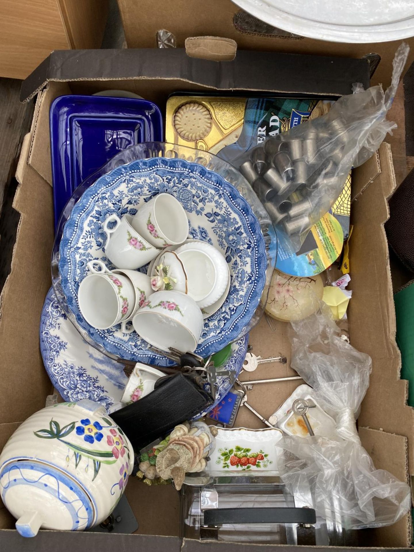 AN ASSORTMENT OF HOUSEHOLD CLEARANCE ITEMS TO INCLUDE CERAMICS AND GLASS WARE - Image 2 of 3