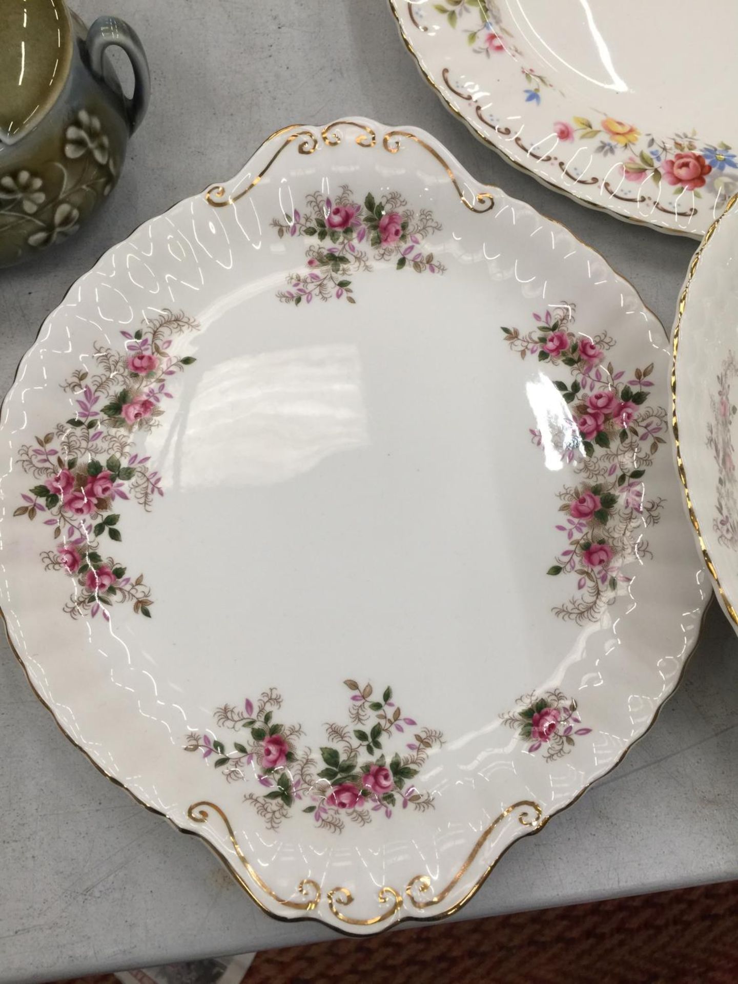 A ROYAL ALBERT 'LAVENDER ROSE' SERVING PLATE, SANDWICH PLATE AND SERVING BOWLS, PLUS A 'JUBILEE - Image 3 of 9