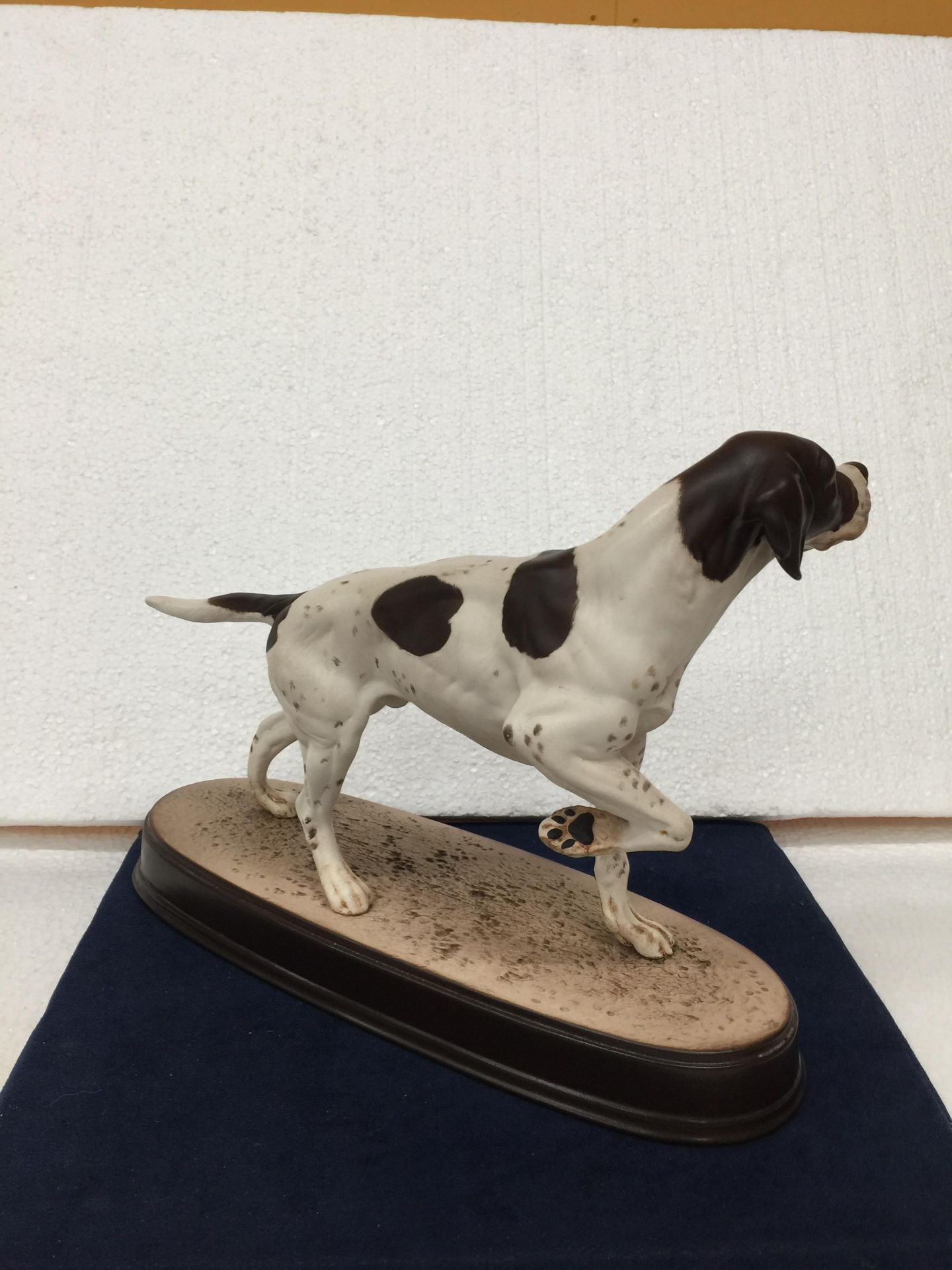 A BESWICK POINTER DOG ON A PLINTH HEIGHT 21CM, LENGTH 29CM - Image 4 of 7