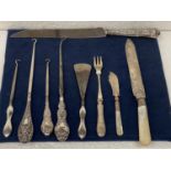 A COLLECTION OF HALLMARKED SILVER HANDLED ITEMS TO INCLUDE BUTTON HOOKS, SHOE HORN, KNIFE, ETC