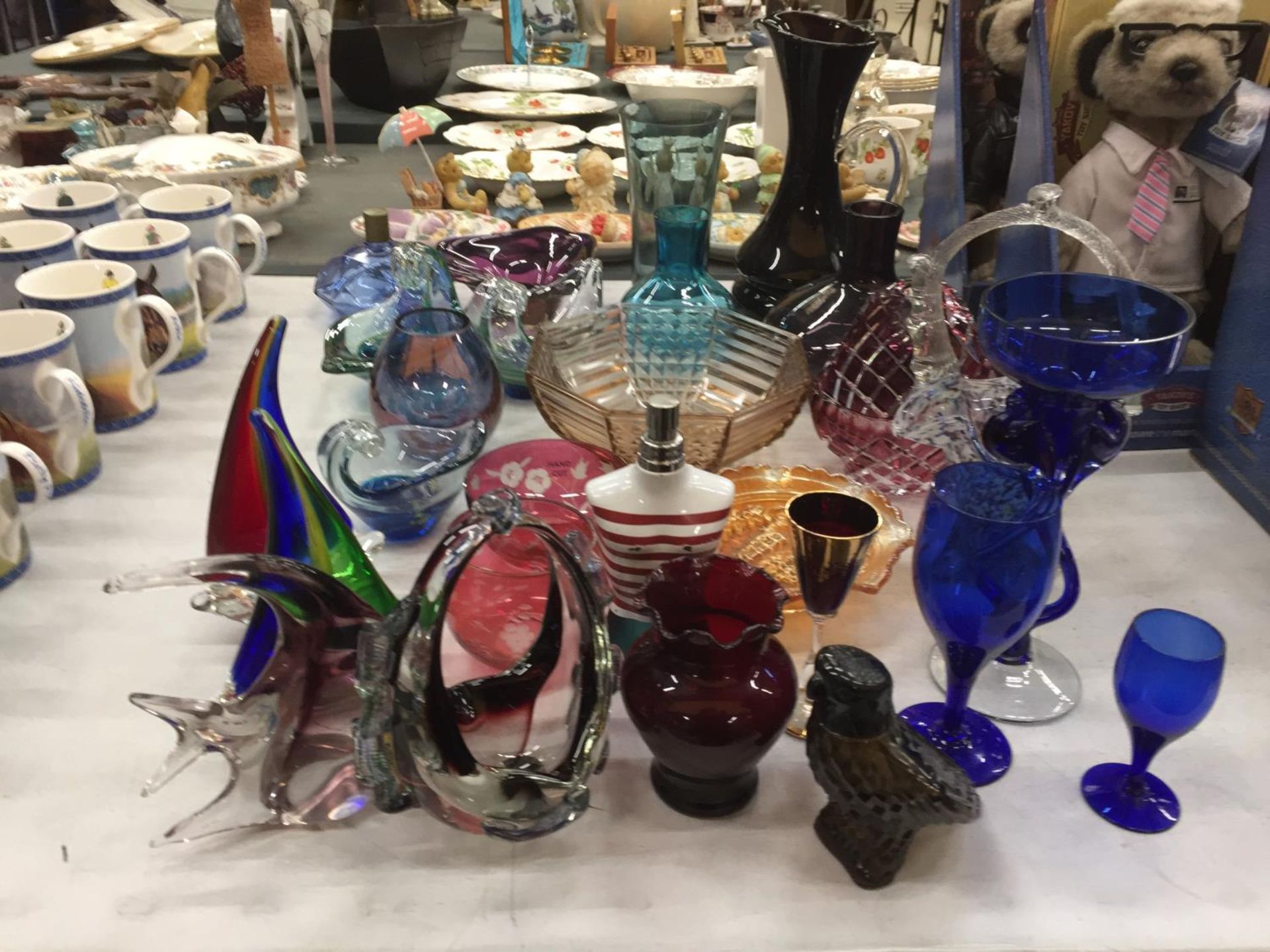 A LARGE QUANTITY OF COLOURED GLASSWARE TO INCLUDE MURANO AND MDINA STYLE, VASES, JUGS, BOWLS, - Image 2 of 21