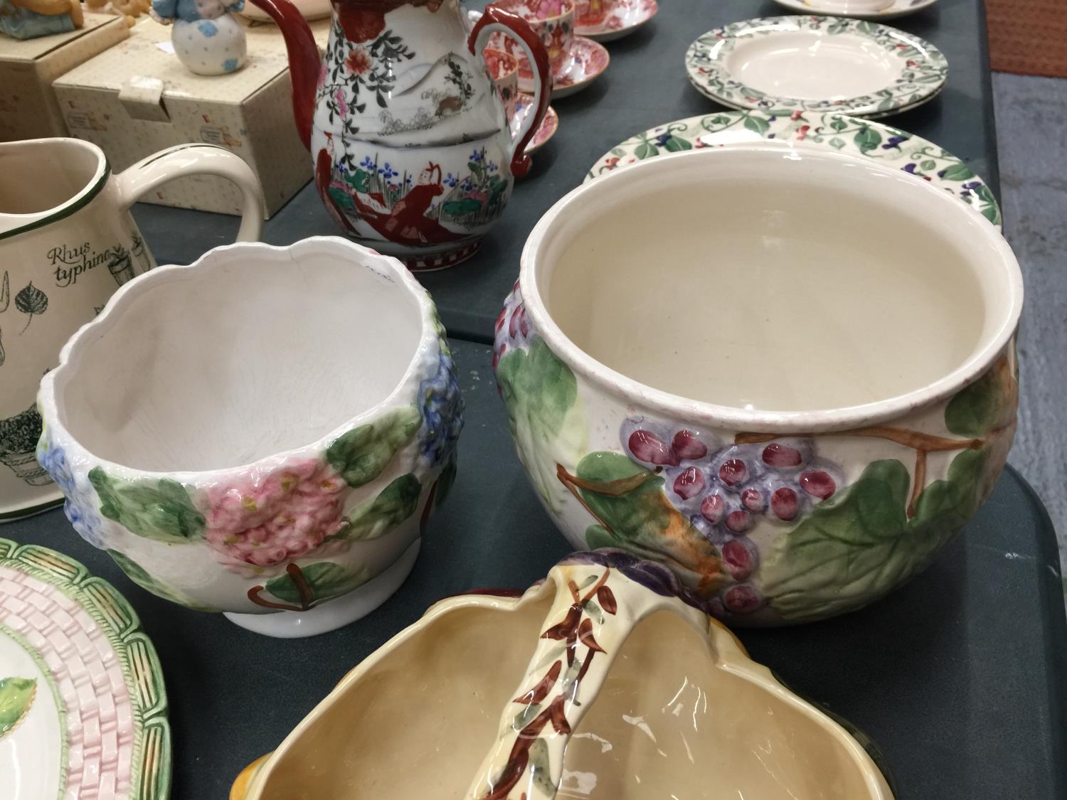 A QUANTITY OF FLORAL CERAMICS TO INCLUDE ITALIAN PLANTERS, PLATES, A CERAMIC WATERING CAN, ETC - Image 4 of 6