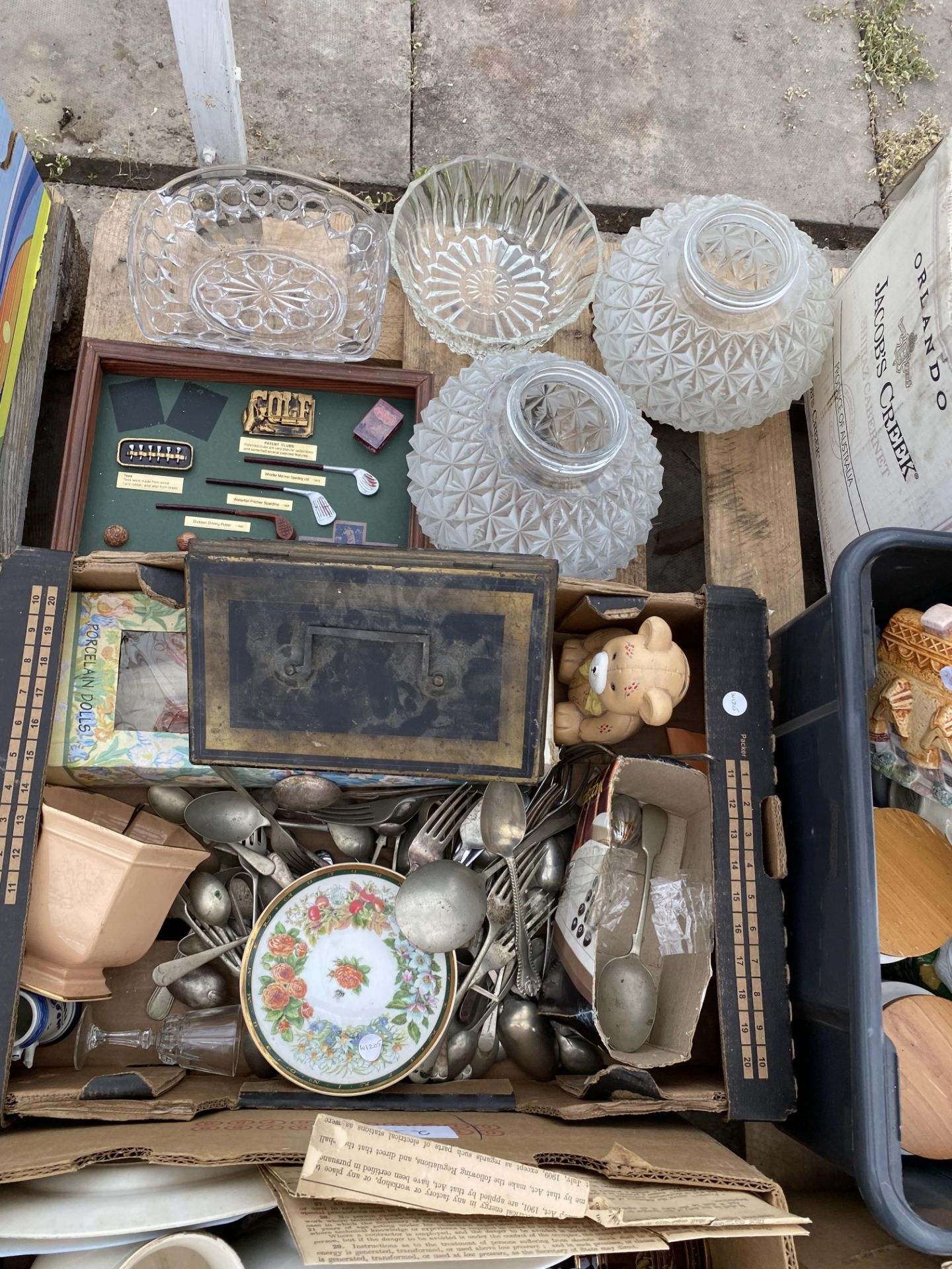 AN ASSORTMENT OF HOUSEHOLD CLEARANCE ITEMS TO INCLUDE CERAMICS AND FLATWARE - Image 2 of 4