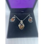 A MARKED SILVER NECKLACE AND EARRING SET WITH AMBER STONES IN A PRESENTATION BOX