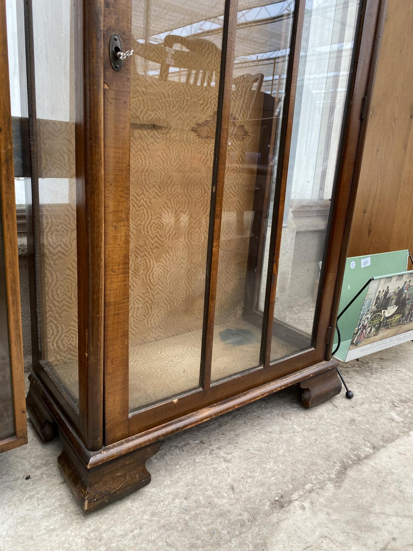 A MID 20TH CENTURY WALNUT CHINA CABINET, 22" WIDE - Image 2 of 3