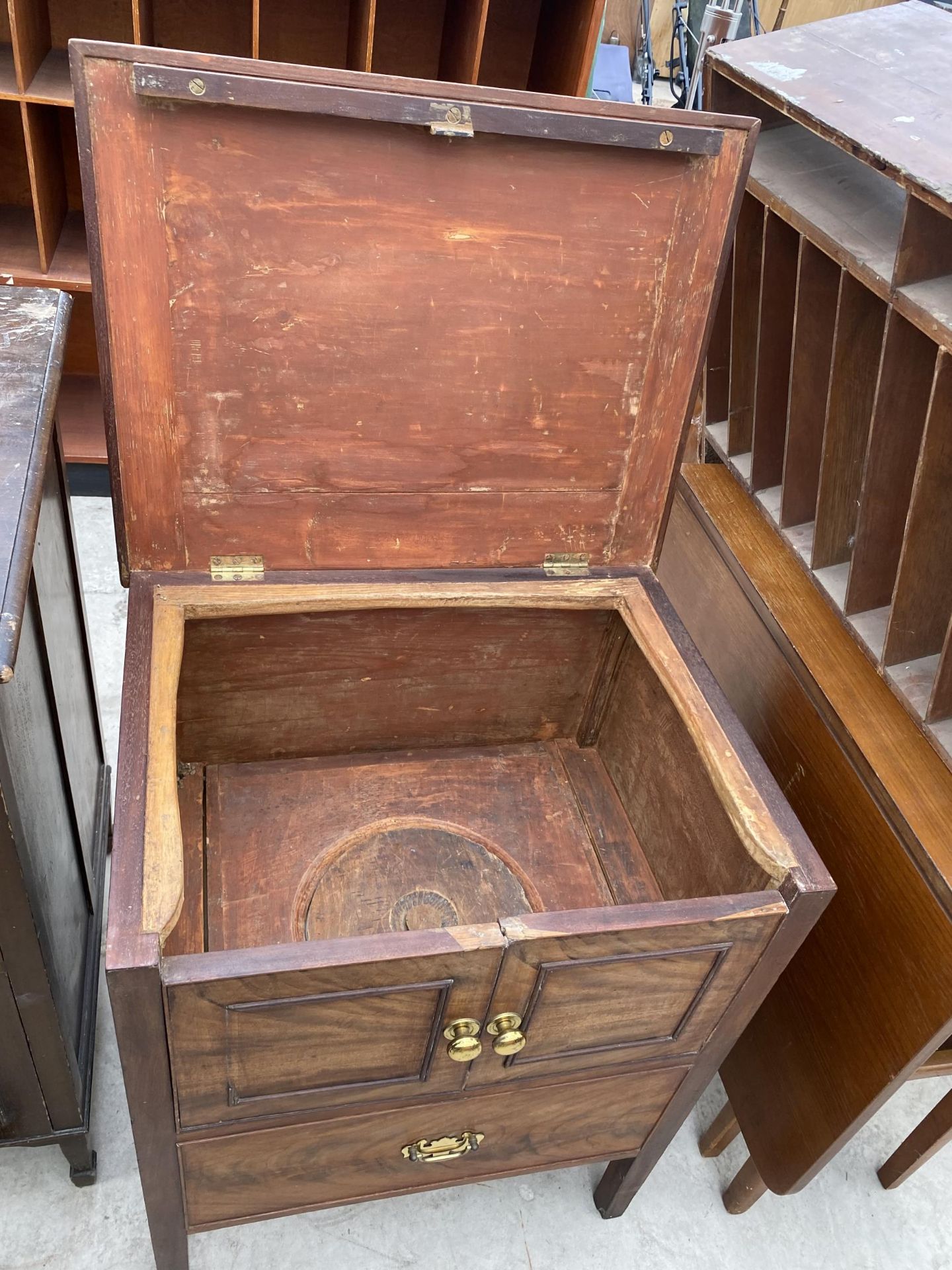 AN EDWARDIAN TWO DRAWER FILING CABINET AND VICTORIAN COMMODE - Image 4 of 5