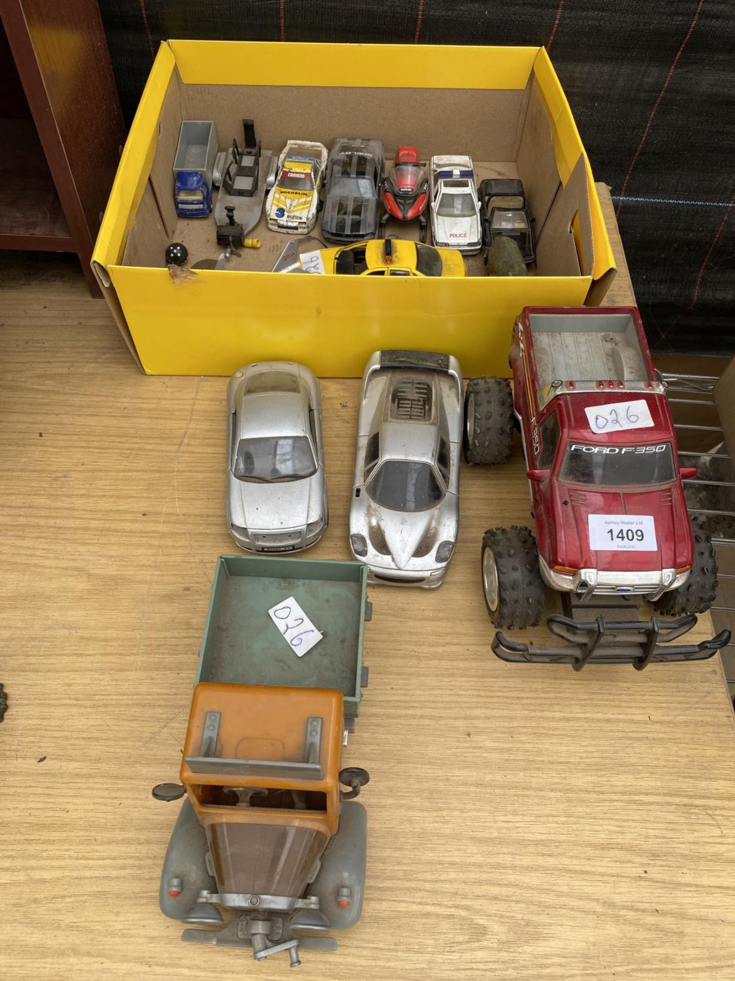 AN ASSORTMENT OF TOY CARS AND VEHICLES