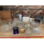 A LARGE QUANTITY OF GLASSWARE TO INCLUDE BOWLS, PLANTERS, CANDLESTICKS, ETC